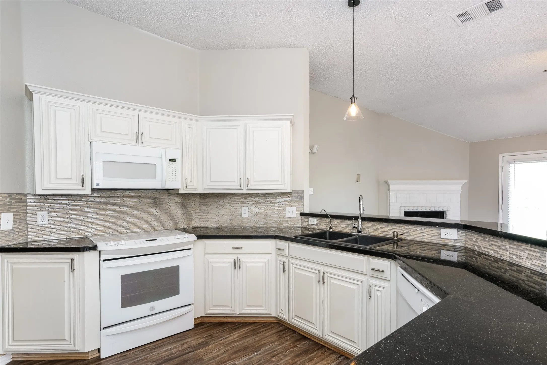 Single Family Residence For Rent in Tarrant County , 8128 Modesto Drive, Arlington, Texas 76001, 4 Bedroom, 2 Bathroom, 2 Garage spaces, 1,846 Sqft, built in 2000, mls#21381734, Real Estate Agent in Arlington, Homes For Rent in Tarrant county, Homes For Rent in Arlington, Realtor in Arlington Texas, Real Estate Brokerage Independent Realty Texas, Luminita Cordes Realtor