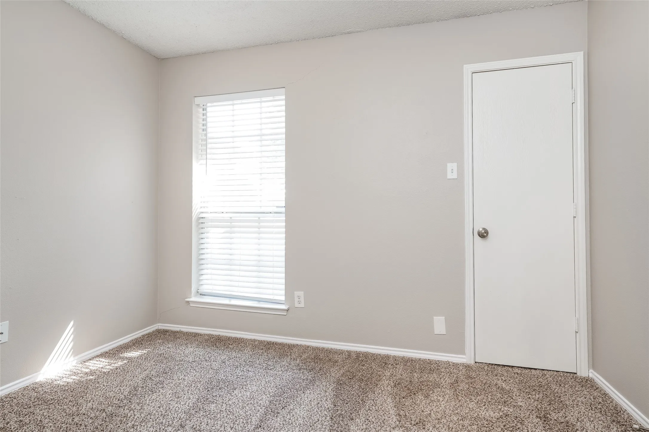 Single Family Residence For Rent in Tarrant County , 8128 Modesto Drive, Arlington, Texas 76001, 4 Bedroom, 2 Bathroom, 2 Garage spaces, 1,846 Sqft, built in 2000, mls#21381734, Real Estate Agent in Arlington, Homes For Rent in Tarrant county, Homes For Rent in Arlington, Realtor in Arlington Texas, Real Estate Brokerage Independent Realty Texas, Luminita Cordes Realtor