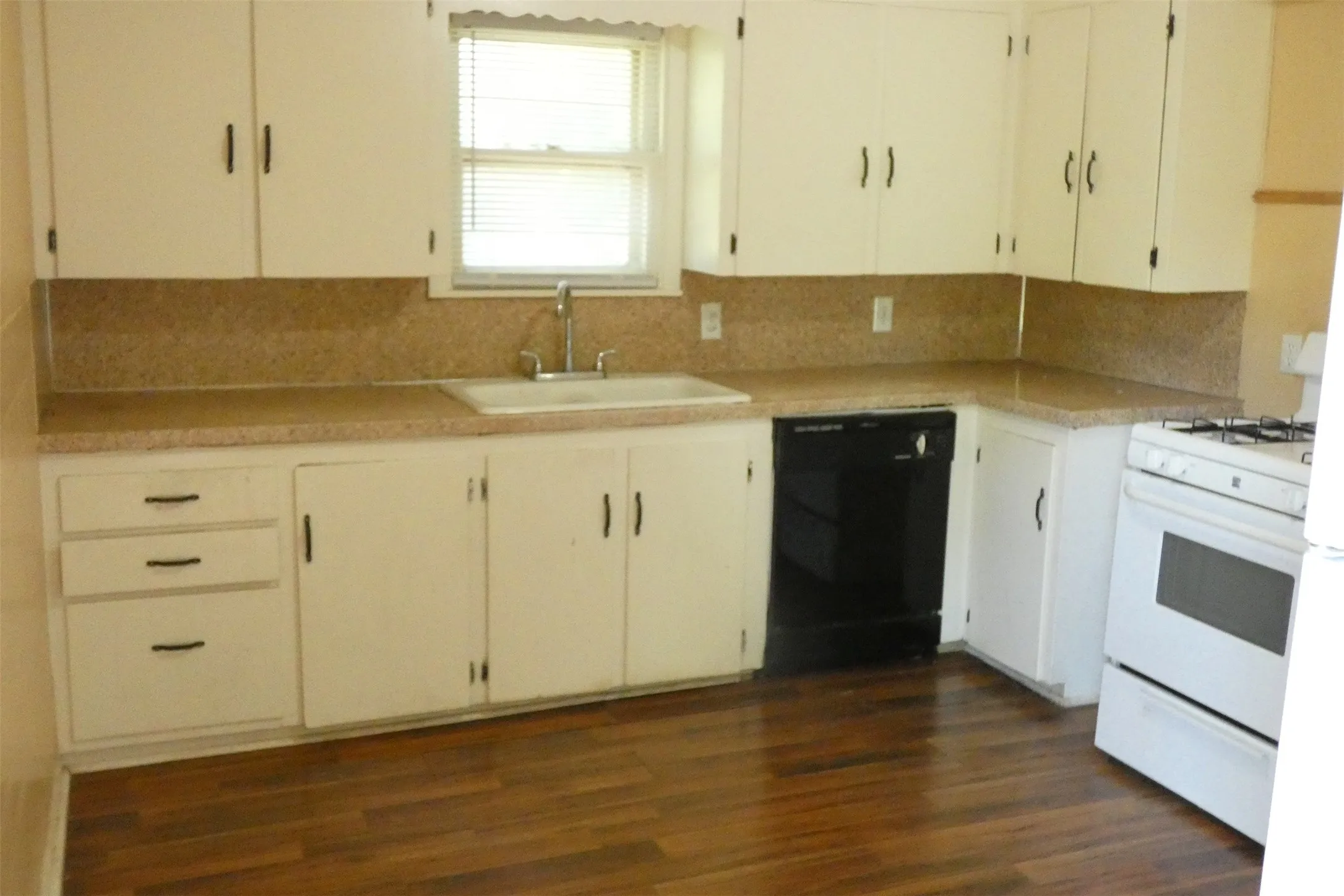 Single Family Residence For Rent in Taylor County , 1718 Bridge Avenue, Abilene, Texas 79603, 4 Bedroom, 1 Bathroom, Garage spaces, 1,472 Sqft, built in 1955, mls#21381741, Real Estate Agent in Abilene, Homes For Rent in Taylor county, Homes For Rent in Abilene, Realtor in Abilene Texas, Real Estate Brokerage Independent Realty Texas, Luminita Cordes Realtor