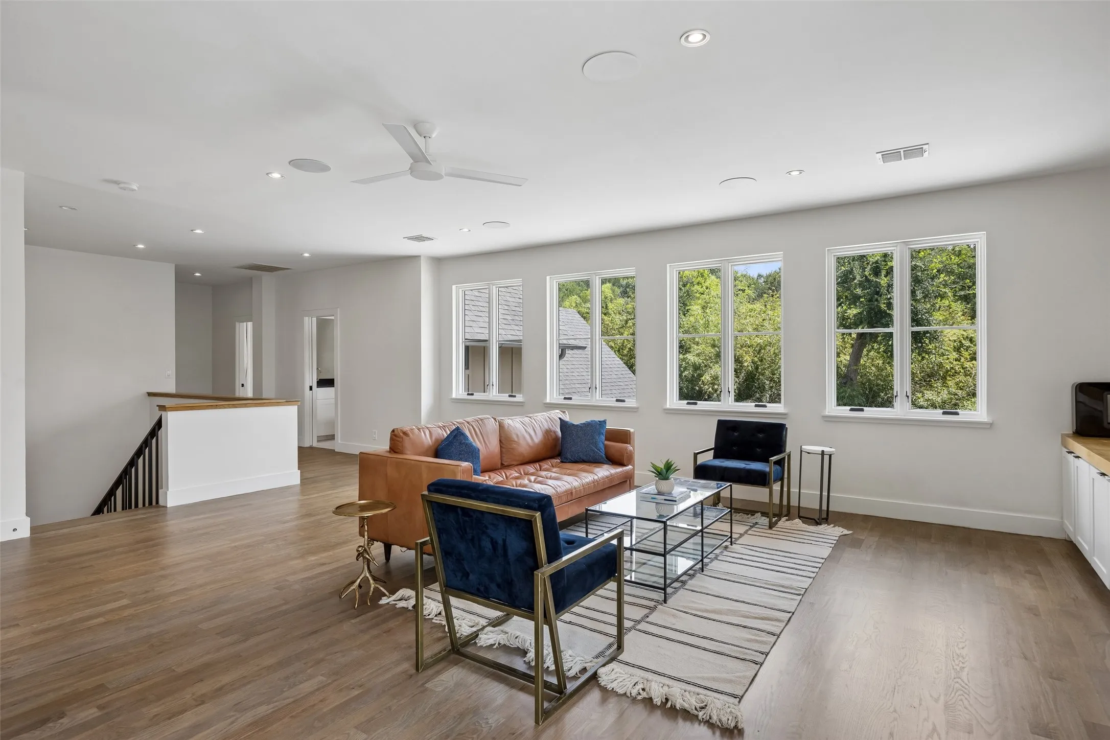 Single Family Residence For Sale in Dallas County , 6726 Lake Circle Drive, Dallas, Texas 75214, 4 Bedroom, 5 Bathroom, 2 Garage spaces, 4,672 Sqft, built in 2016, mls#21380843, Real Estate Agent in Dallas, Homes For Sale in Dallas county, Homes For Sale in Dallas, Realtor in Dallas Texas, Real Estate Brokerage Independent Realty Texas, Luminita Cordes Realtor