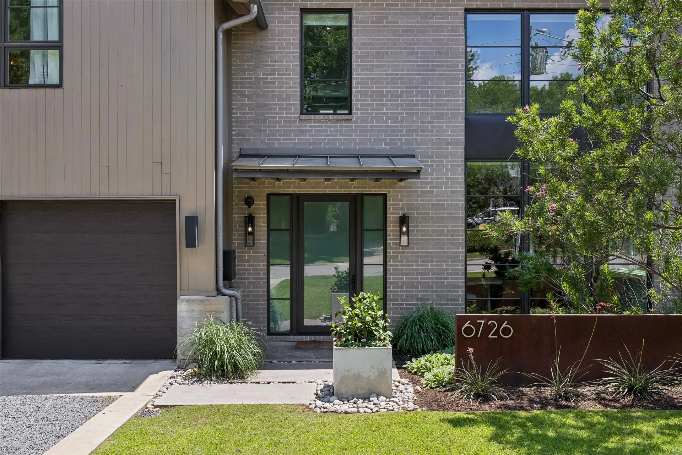 Single Family Residence For Sale in Dallas County , 6726 Lake Circle Drive, Dallas, Texas 75214, 4 Bedroom, 5 Bathroom, 2 Garage spaces, 4,672 Sqft, built in 2016, mls#21380843, Real Estate Agent in Dallas, Homes For Sale in Dallas county, Homes For Sale in Dallas, Realtor in Dallas Texas, Real Estate Brokerage Independent Realty Texas, Luminita Cordes Realtor