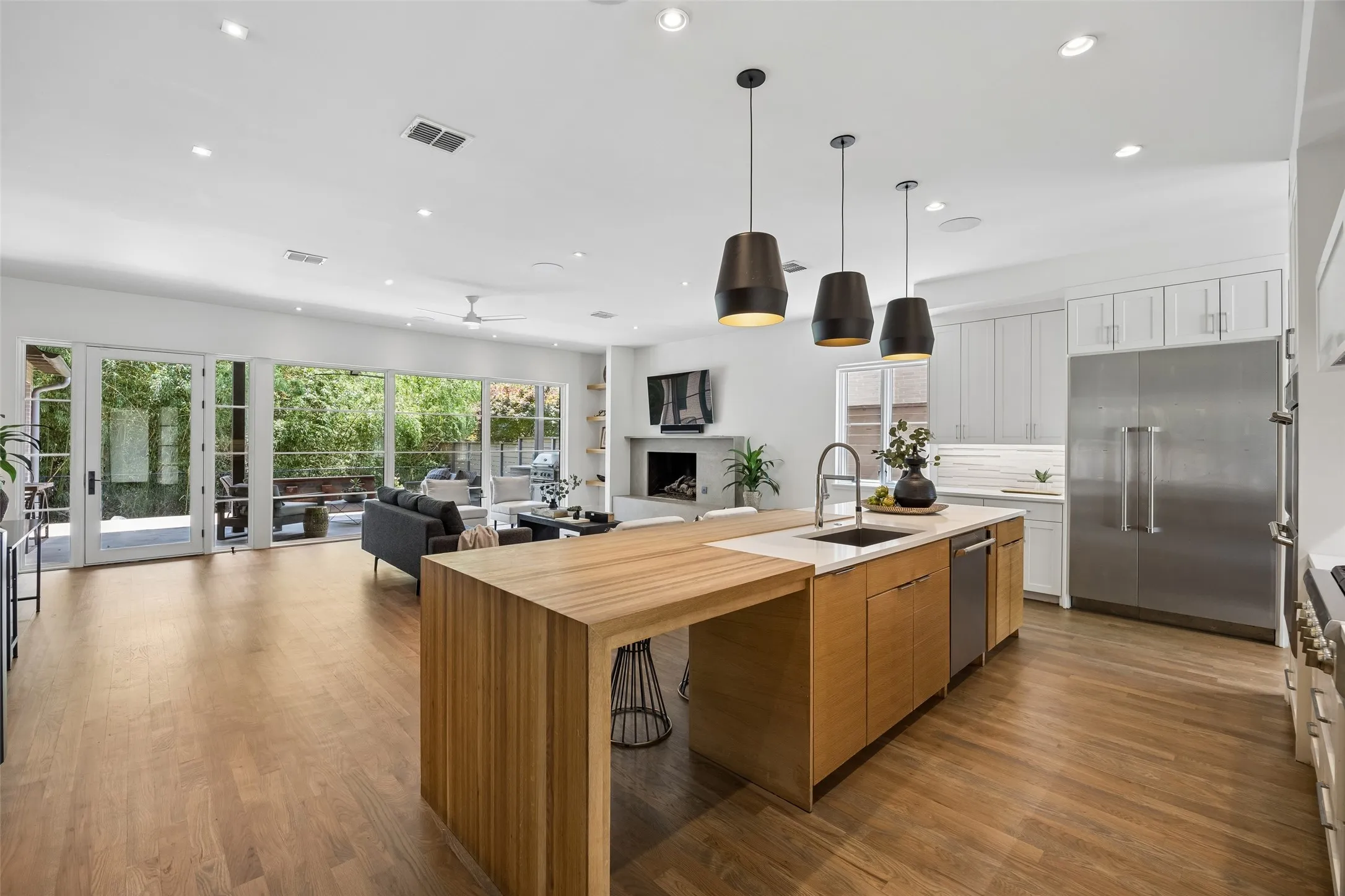 Single Family Residence For Sale in Dallas County , 6726 Lake Circle Drive, Dallas, Texas 75214, 4 Bedroom, 5 Bathroom, 2 Garage spaces, 4,672 Sqft, built in 2016, mls#21380843, Real Estate Agent in Dallas, Homes For Sale in Dallas county, Homes For Sale in Dallas, Realtor in Dallas Texas, Real Estate Brokerage Independent Realty Texas, Luminita Cordes Realtor