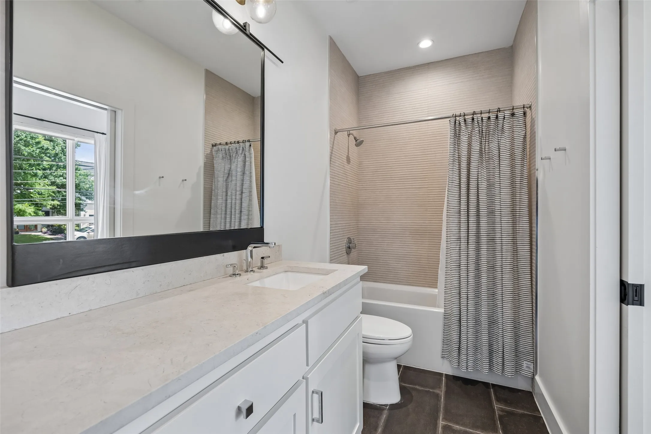 Single Family Residence For Sale in Dallas County , 6726 Lake Circle Drive, Dallas, Texas 75214, 4 Bedroom, 5 Bathroom, 2 Garage spaces, 4,672 Sqft, built in 2016, mls#21380843, Real Estate Agent in Dallas, Homes For Sale in Dallas county, Homes For Sale in Dallas, Realtor in Dallas Texas, Real Estate Brokerage Independent Realty Texas, Luminita Cordes Realtor