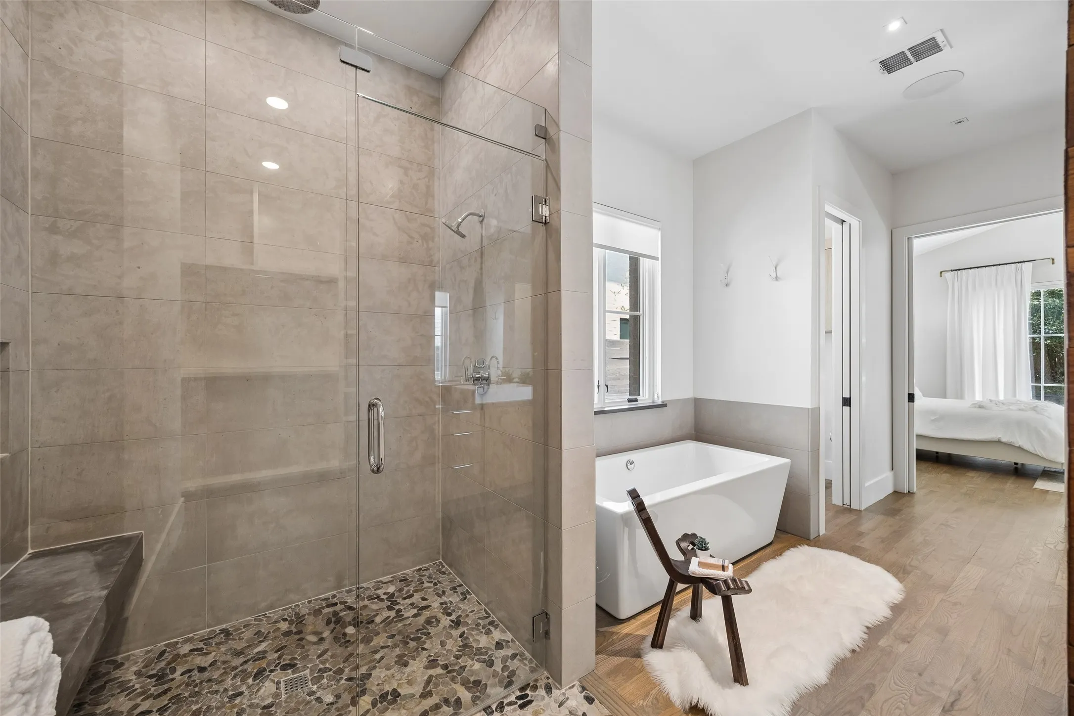 Single Family Residence For Sale in Dallas County , 6726 Lake Circle Drive, Dallas, Texas 75214, 4 Bedroom, 5 Bathroom, 2 Garage spaces, 4,672 Sqft, built in 2016, mls#21380843, Real Estate Agent in Dallas, Homes For Sale in Dallas county, Homes For Sale in Dallas, Realtor in Dallas Texas, Real Estate Brokerage Independent Realty Texas, Luminita Cordes Realtor