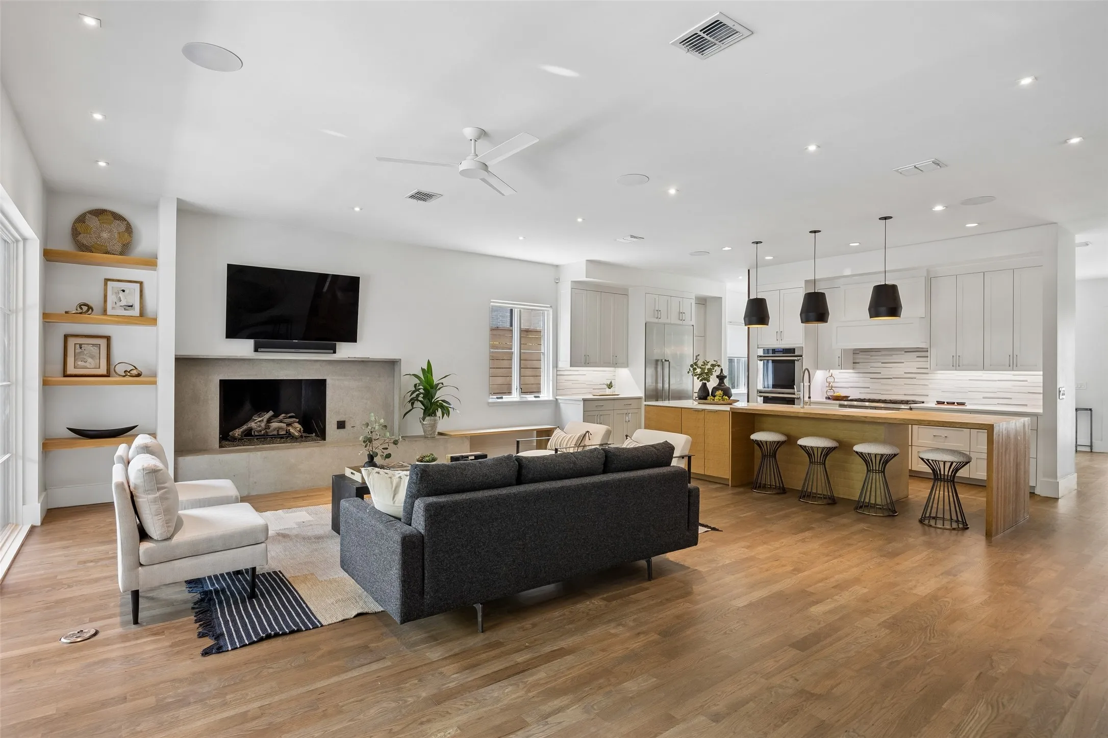 Single Family Residence For Sale in Dallas County , 6726 Lake Circle Drive, Dallas, Texas 75214, 4 Bedroom, 5 Bathroom, 2 Garage spaces, 4,672 Sqft, built in 2016, mls#21380843, Real Estate Agent in Dallas, Homes For Sale in Dallas county, Homes For Sale in Dallas, Realtor in Dallas Texas, Real Estate Brokerage Independent Realty Texas, Luminita Cordes Realtor