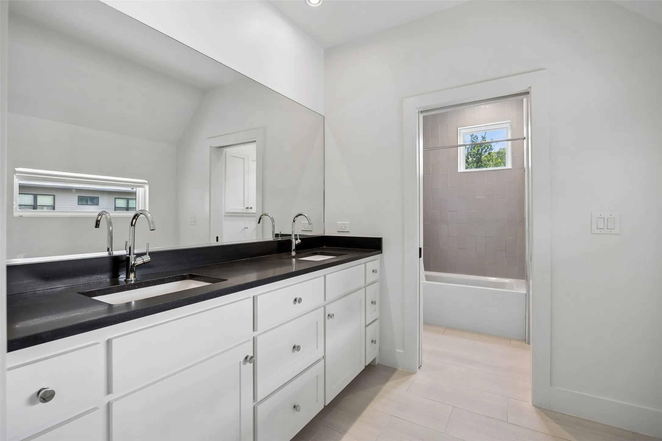 Single Family Residence For Sale in Dallas County , 6726 Lake Circle Drive, Dallas, Texas 75214, 4 Bedroom, 5 Bathroom, 2 Garage spaces, 4,672 Sqft, built in 2016, mls#21380843, Real Estate Agent in Dallas, Homes For Sale in Dallas county, Homes For Sale in Dallas, Realtor in Dallas Texas, Real Estate Brokerage Independent Realty Texas, Luminita Cordes Realtor