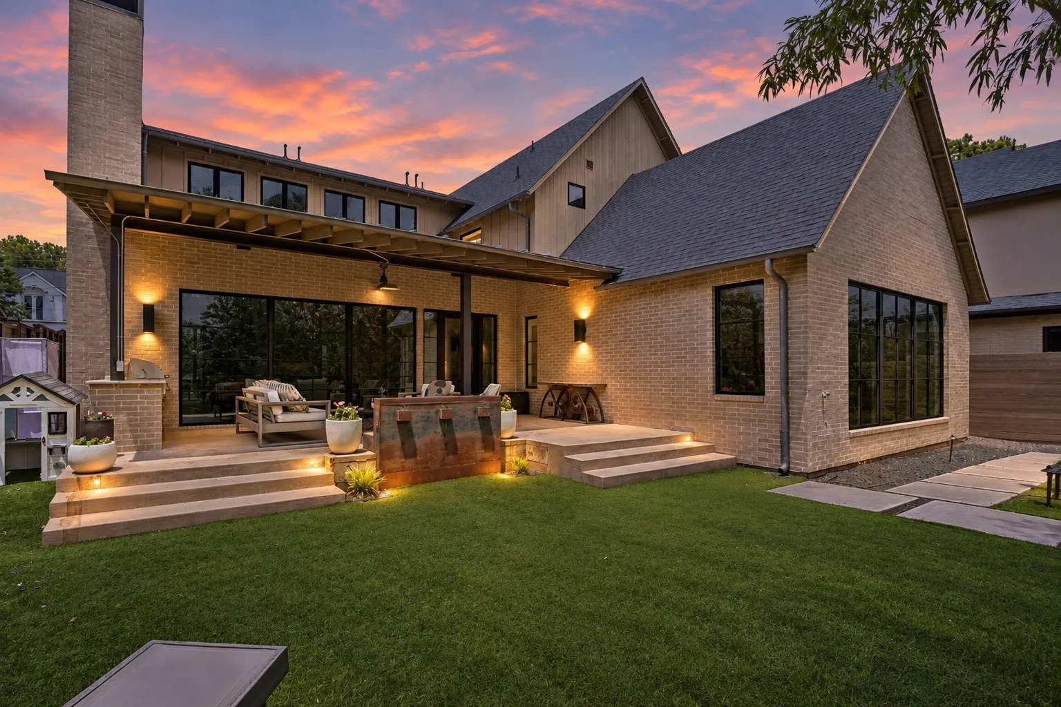 Single Family Residence For Sale in Dallas County , 6726 Lake Circle Drive, Dallas, Texas 75214, 4 Bedroom, 5 Bathroom, 2 Garage spaces, 4,672 Sqft, built in 2016, mls#21380843, Real Estate Agent in Dallas, Homes For Sale in Dallas county, Homes For Sale in Dallas, Realtor in Dallas Texas, Real Estate Brokerage Independent Realty Texas, Luminita Cordes Realtor