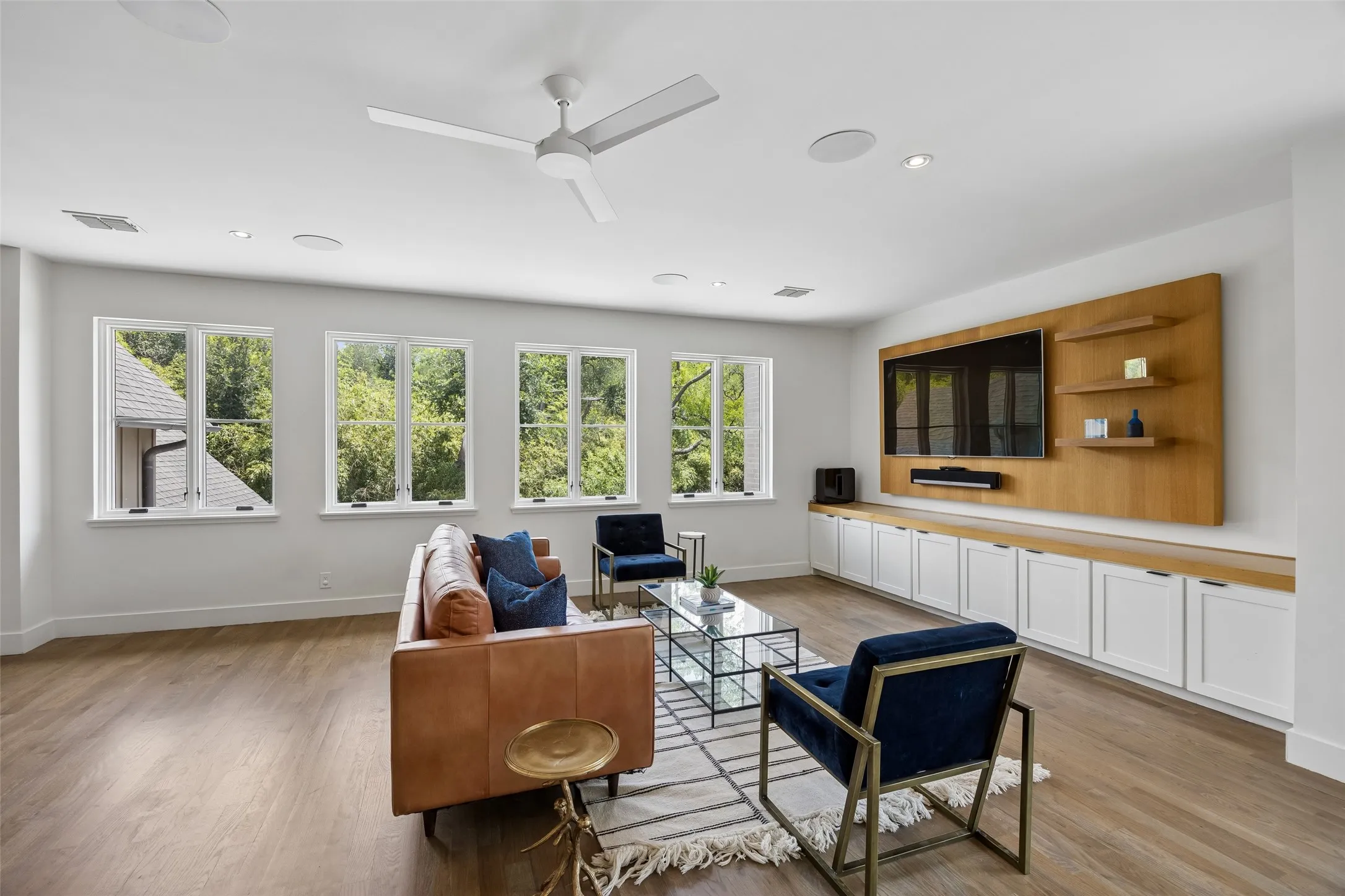 Single Family Residence For Sale in Dallas County , 6726 Lake Circle Drive, Dallas, Texas 75214, 4 Bedroom, 5 Bathroom, 2 Garage spaces, 4,672 Sqft, built in 2016, mls#21380843, Real Estate Agent in Dallas, Homes For Sale in Dallas county, Homes For Sale in Dallas, Realtor in Dallas Texas, Real Estate Brokerage Independent Realty Texas, Luminita Cordes Realtor
