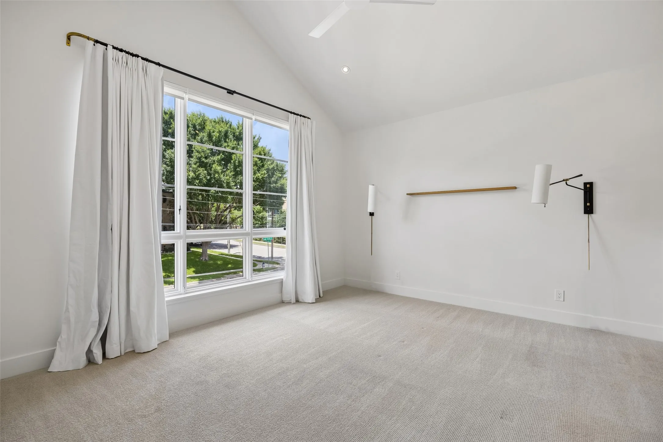 Single Family Residence For Sale in Dallas County , 6726 Lake Circle Drive, Dallas, Texas 75214, 4 Bedroom, 5 Bathroom, 2 Garage spaces, 4,672 Sqft, built in 2016, mls#21380843, Real Estate Agent in Dallas, Homes For Sale in Dallas county, Homes For Sale in Dallas, Realtor in Dallas Texas, Real Estate Brokerage Independent Realty Texas, Luminita Cordes Realtor