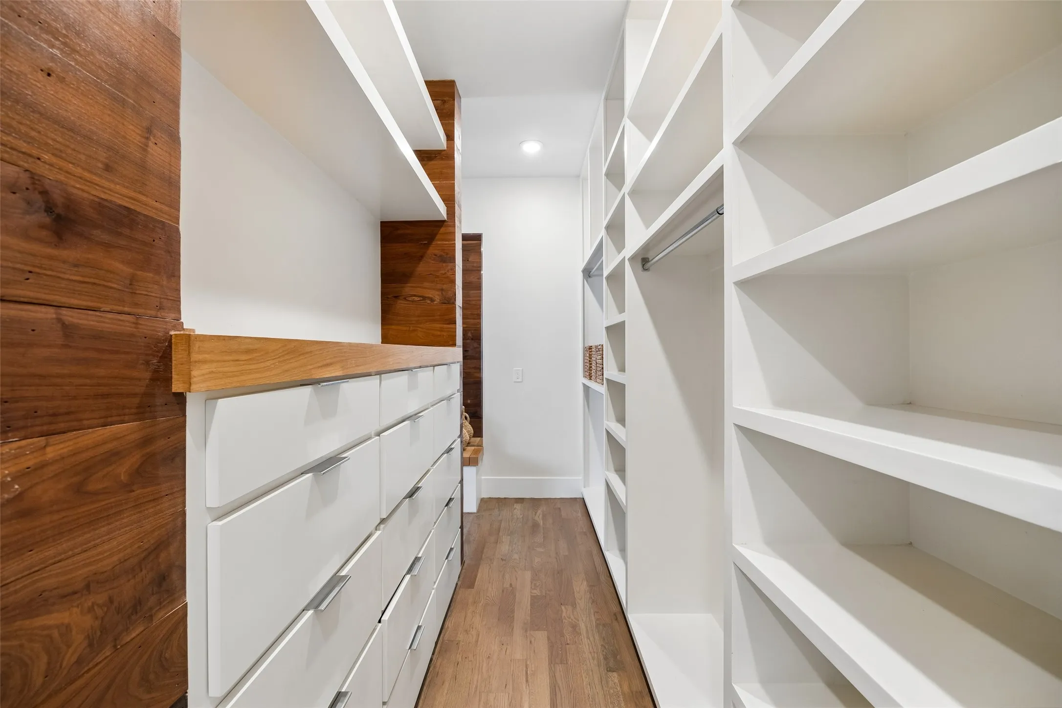 Single Family Residence For Sale in Dallas County , 6726 Lake Circle Drive, Dallas, Texas 75214, 4 Bedroom, 5 Bathroom, 2 Garage spaces, 4,672 Sqft, built in 2016, mls#21380843, Real Estate Agent in Dallas, Homes For Sale in Dallas county, Homes For Sale in Dallas, Realtor in Dallas Texas, Real Estate Brokerage Independent Realty Texas, Luminita Cordes Realtor