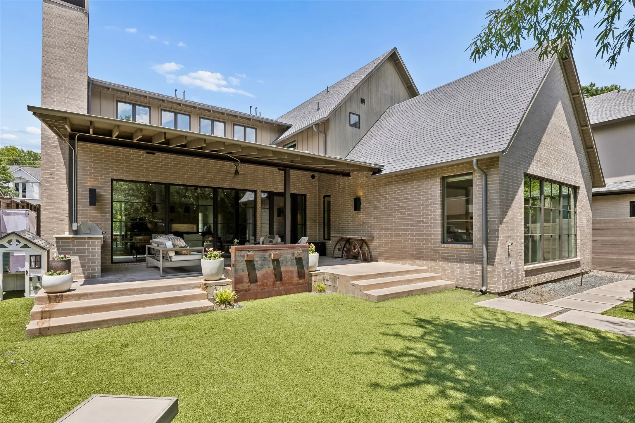 Single Family Residence For Sale in Dallas County , 6726 Lake Circle Drive, Dallas, Texas 75214, 4 Bedroom, 5 Bathroom, 2 Garage spaces, 4,672 Sqft, built in 2016, mls#21380843, Real Estate Agent in Dallas, Homes For Sale in Dallas county, Homes For Sale in Dallas, Realtor in Dallas Texas, Real Estate Brokerage Independent Realty Texas, Luminita Cordes Realtor