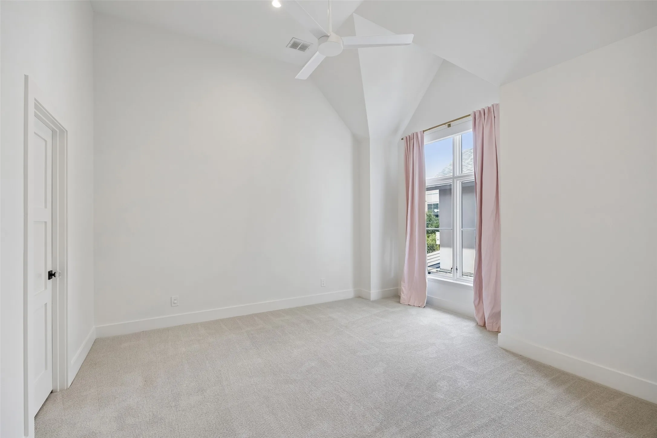 Single Family Residence For Sale in Dallas County , 6726 Lake Circle Drive, Dallas, Texas 75214, 4 Bedroom, 5 Bathroom, 2 Garage spaces, 4,672 Sqft, built in 2016, mls#21380843, Real Estate Agent in Dallas, Homes For Sale in Dallas county, Homes For Sale in Dallas, Realtor in Dallas Texas, Real Estate Brokerage Independent Realty Texas, Luminita Cordes Realtor