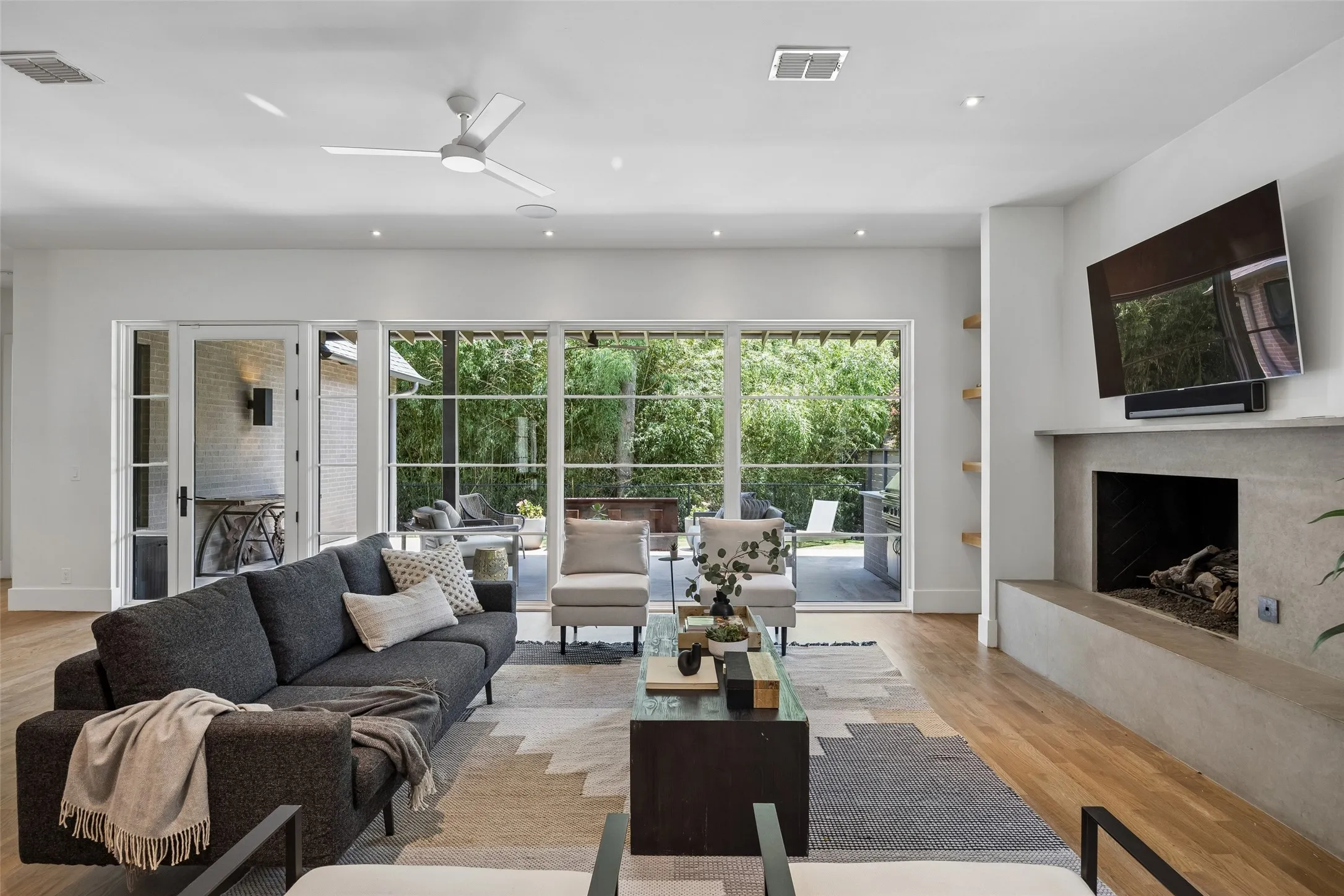 Single Family Residence For Sale in Dallas County , 6726 Lake Circle Drive, Dallas, Texas 75214, 4 Bedroom, 5 Bathroom, 2 Garage spaces, 4,672 Sqft, built in 2016, mls#21380843, Real Estate Agent in Dallas, Homes For Sale in Dallas county, Homes For Sale in Dallas, Realtor in Dallas Texas, Real Estate Brokerage Independent Realty Texas, Luminita Cordes Realtor
