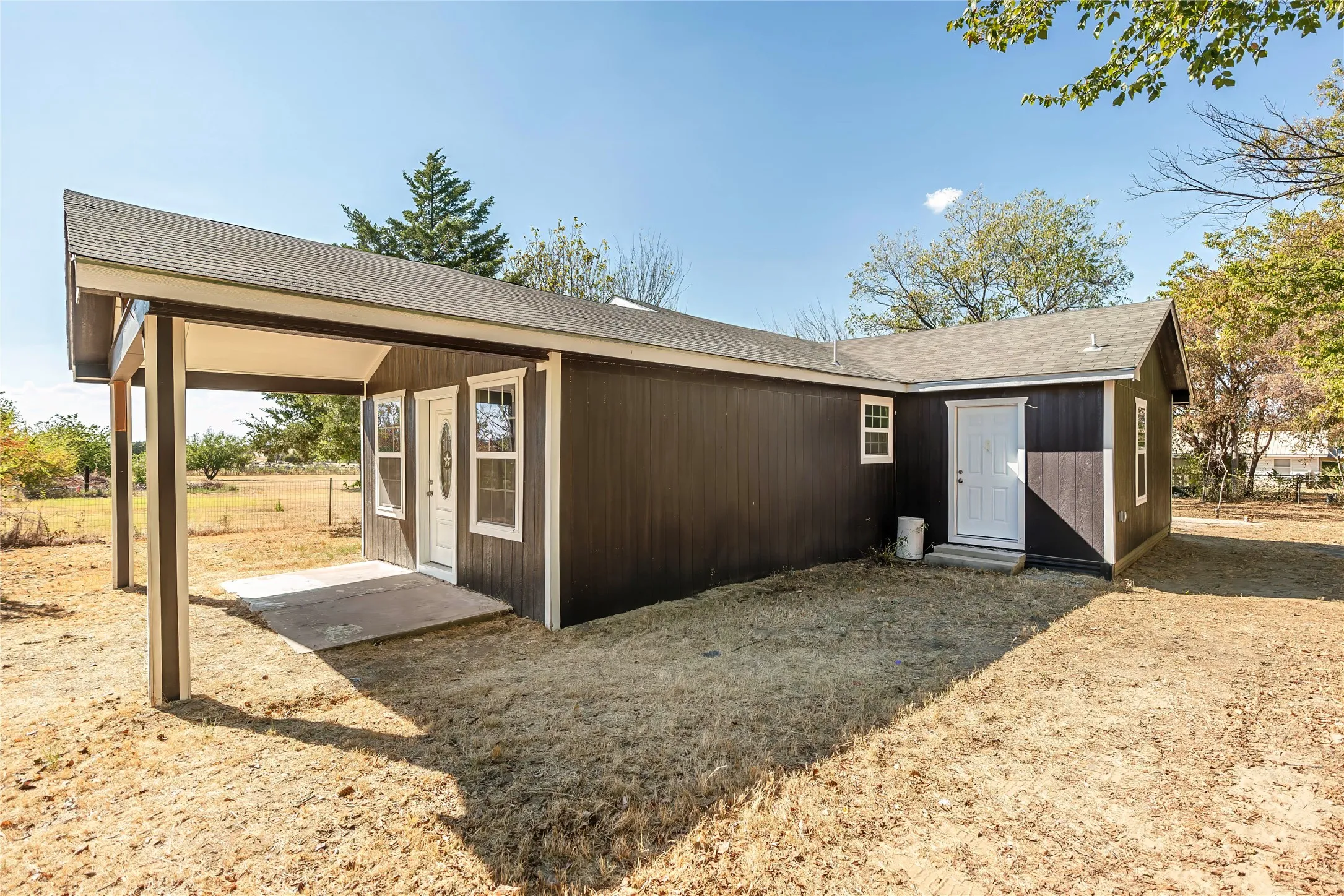 Single Family Residence For Sale in Montague County , 106 Northcott Street, Nocona, Texas 76255, 3 Bedroom, 1 Bathroom, Garage spaces, 1,703 Sqft, built in 1927, mls#21380191, Real Estate Agent in Nocona, Homes For Sale in Montague county, Homes For Sale in Nocona, Realtor in Nocona Texas, Real Estate Brokerage Independent Realty Texas, Luminita Cordes Realtor