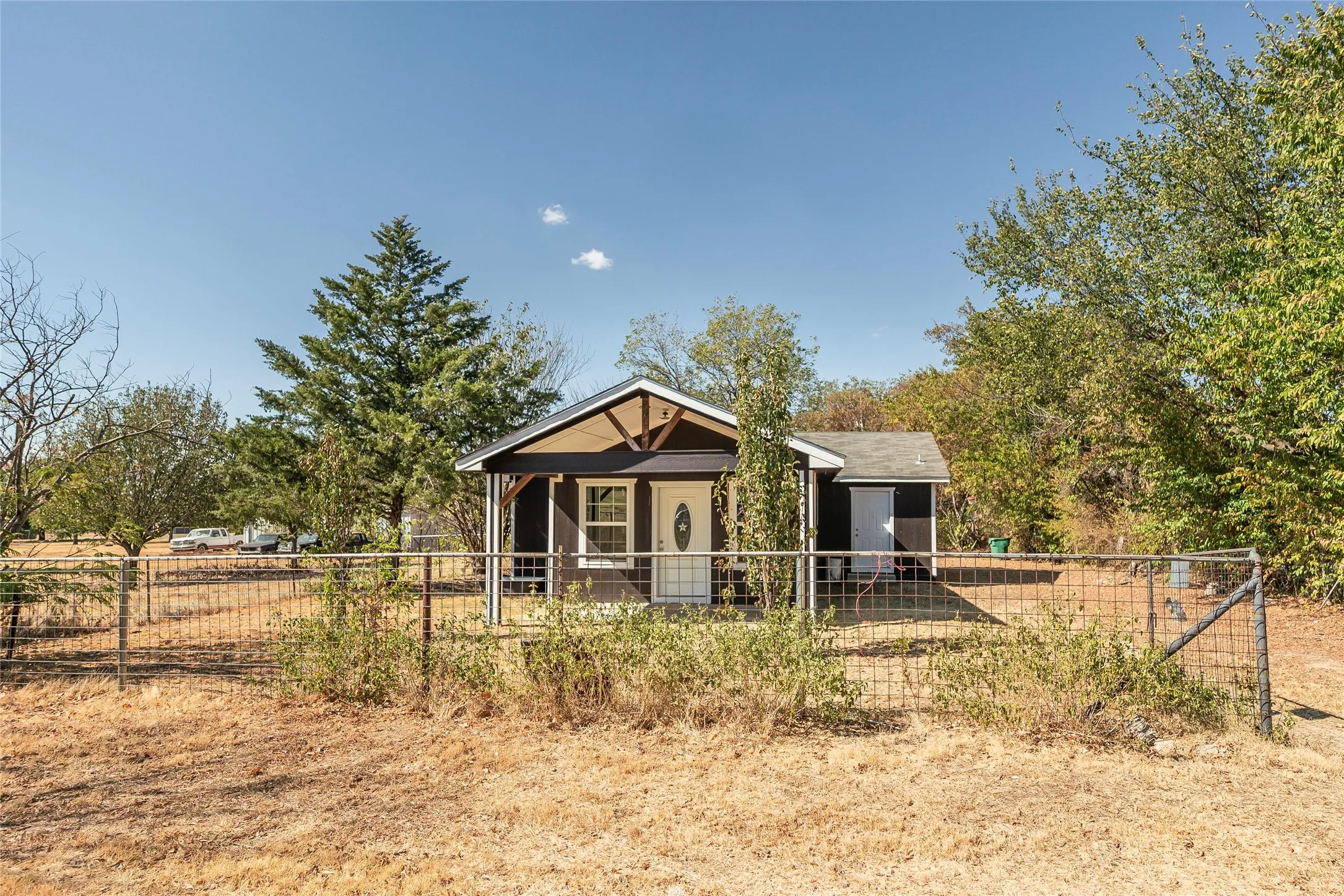 Single Family Residence For Sale in Montague County , 106 Northcott Street, Nocona, Texas 76255, 3 Bedroom, 1 Bathroom, Garage spaces, 1,703 Sqft, built in 1927, mls#21380191, Real Estate Agent in Nocona, Homes For Sale in Montague county, Homes For Sale in Nocona, Realtor in Nocona Texas, Real Estate Brokerage Independent Realty Texas, Luminita Cordes Realtor