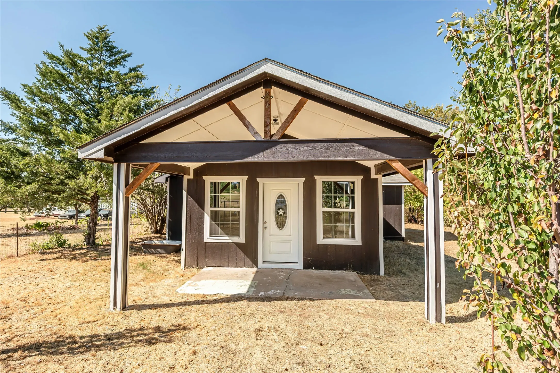 Single Family Residence For Sale in Montague County , 106 Northcott Street, Nocona, Texas 76255, 3 Bedroom, 1 Bathroom, Garage spaces, 1,703 Sqft, built in 1927, mls#21380191, Real Estate Agent in Nocona, Homes For Sale in Montague county, Homes For Sale in Nocona, Realtor in Nocona Texas, Real Estate Brokerage Independent Realty Texas, Luminita Cordes Realtor