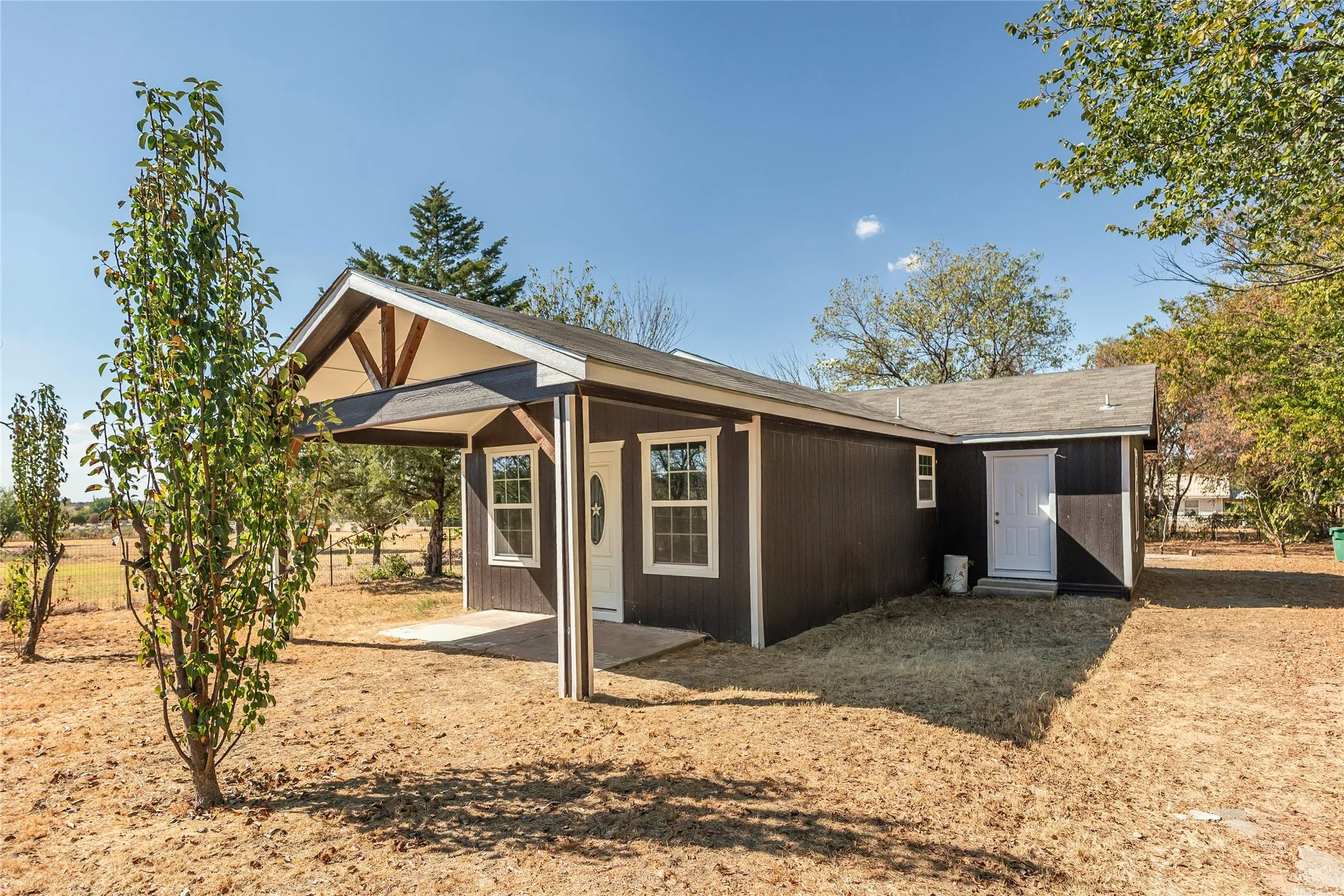 Single Family Residence For Sale in Montague County , 106 Northcott Street, Nocona, Texas 76255, 3 Bedroom, 1 Bathroom, Garage spaces, 1,703 Sqft, built in 1927, mls#21380191, Real Estate Agent in Nocona, Homes For Sale in Montague county, Homes For Sale in Nocona, Realtor in Nocona Texas, Real Estate Brokerage Independent Realty Texas, Luminita Cordes Realtor