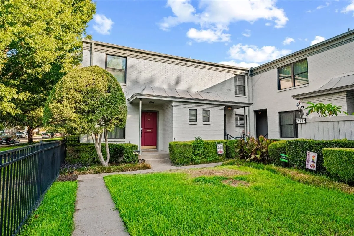 Condominium For Sale in Dallas County , 4918 Lahoma Street 4918, Dallas, Texas 75235, 2 Bedroom, 2 Bathroom, Garage spaces, 993 Sqft, built in 1954, mls#21381772, Real Estate Agent in Dallas, Homes For Sale in Dallas county, Homes For Sale in Dallas, Realtor in Dallas Texas, Real Estate Brokerage Independent Realty Texas, Luminita Cordes Realtor
