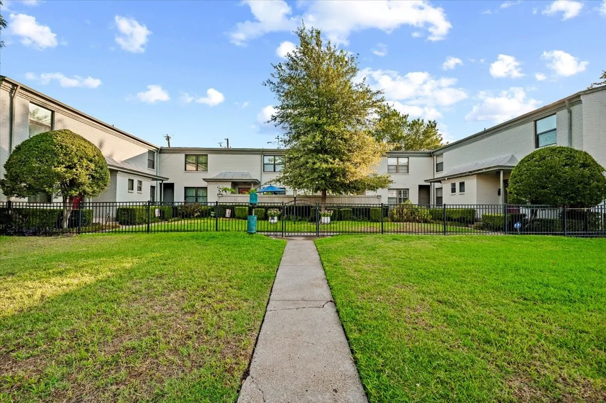 Condominium For Sale in Dallas County , 4918 Lahoma Street 4918, Dallas, Texas 75235, 2 Bedroom, 2 Bathroom, Garage spaces, 993 Sqft, built in 1954, mls#21381772, Real Estate Agent in Dallas, Homes For Sale in Dallas county, Homes For Sale in Dallas, Realtor in Dallas Texas, Real Estate Brokerage Independent Realty Texas, Luminita Cordes Realtor
