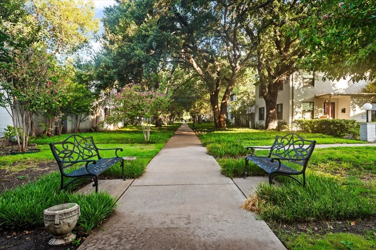 Condominium For Sale in Dallas County , 4918 Lahoma Street 4918, Dallas, Texas 75235, 2 Bedroom, 2 Bathroom, Garage spaces, 993 Sqft, built in 1954, mls#21381772, Real Estate Agent in Dallas, Homes For Sale in Dallas county, Homes For Sale in Dallas, Realtor in Dallas Texas, Real Estate Brokerage Independent Realty Texas, Luminita Cordes Realtor