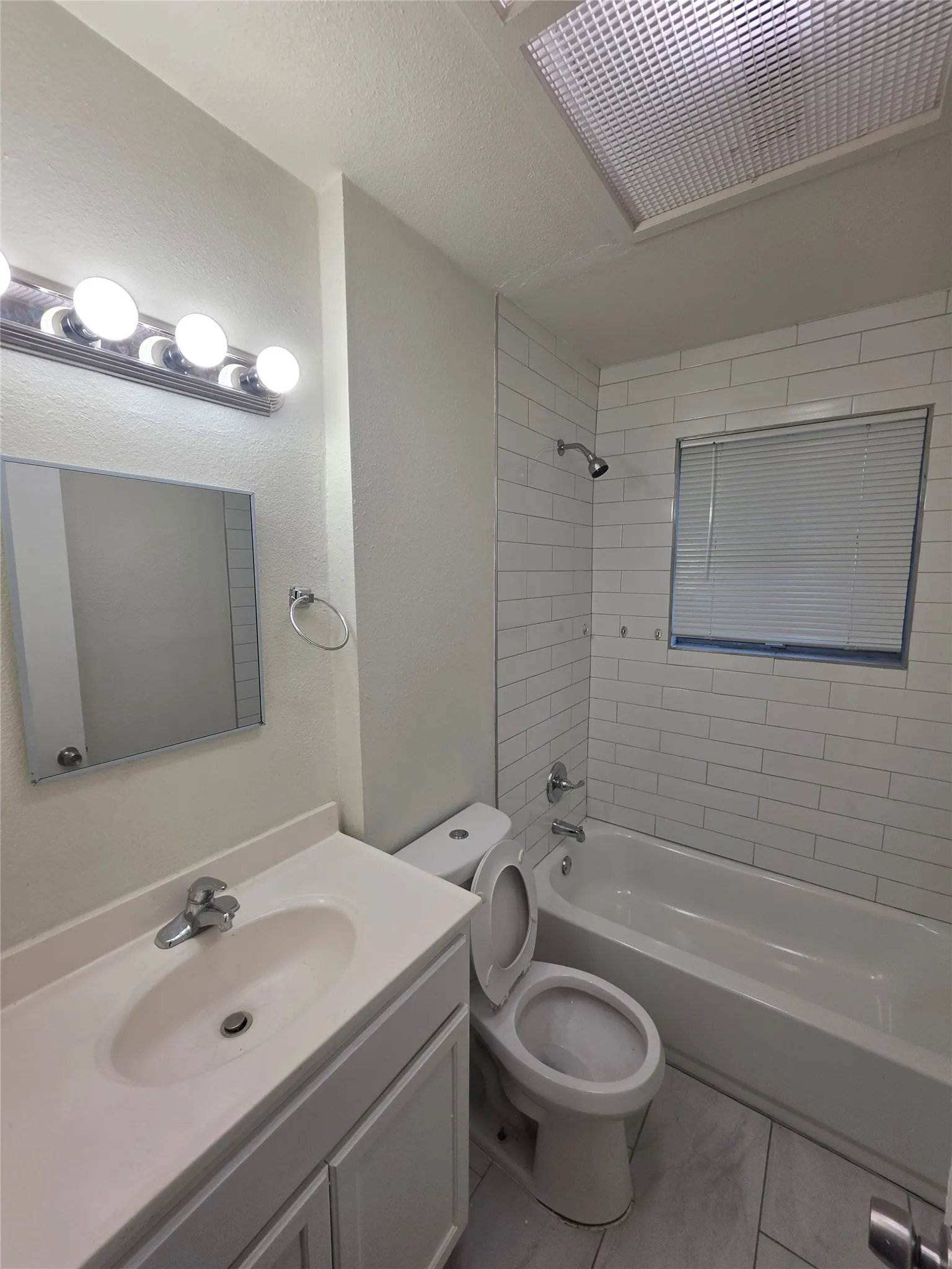 Single Family Residence For Rent in Dallas County , 9421 Bluffcreek Drive, Dallas, Texas 75227, 3 Bedroom, 2 Bathroom, 2 Garage spaces, 1,336 Sqft, built in 1960, mls#21381780, Real Estate Agent in Dallas, Homes For Rent in Dallas county, Homes For Rent in Dallas, Realtor in Dallas Texas, Real Estate Brokerage Independent Realty Texas, Luminita Cordes Realtor