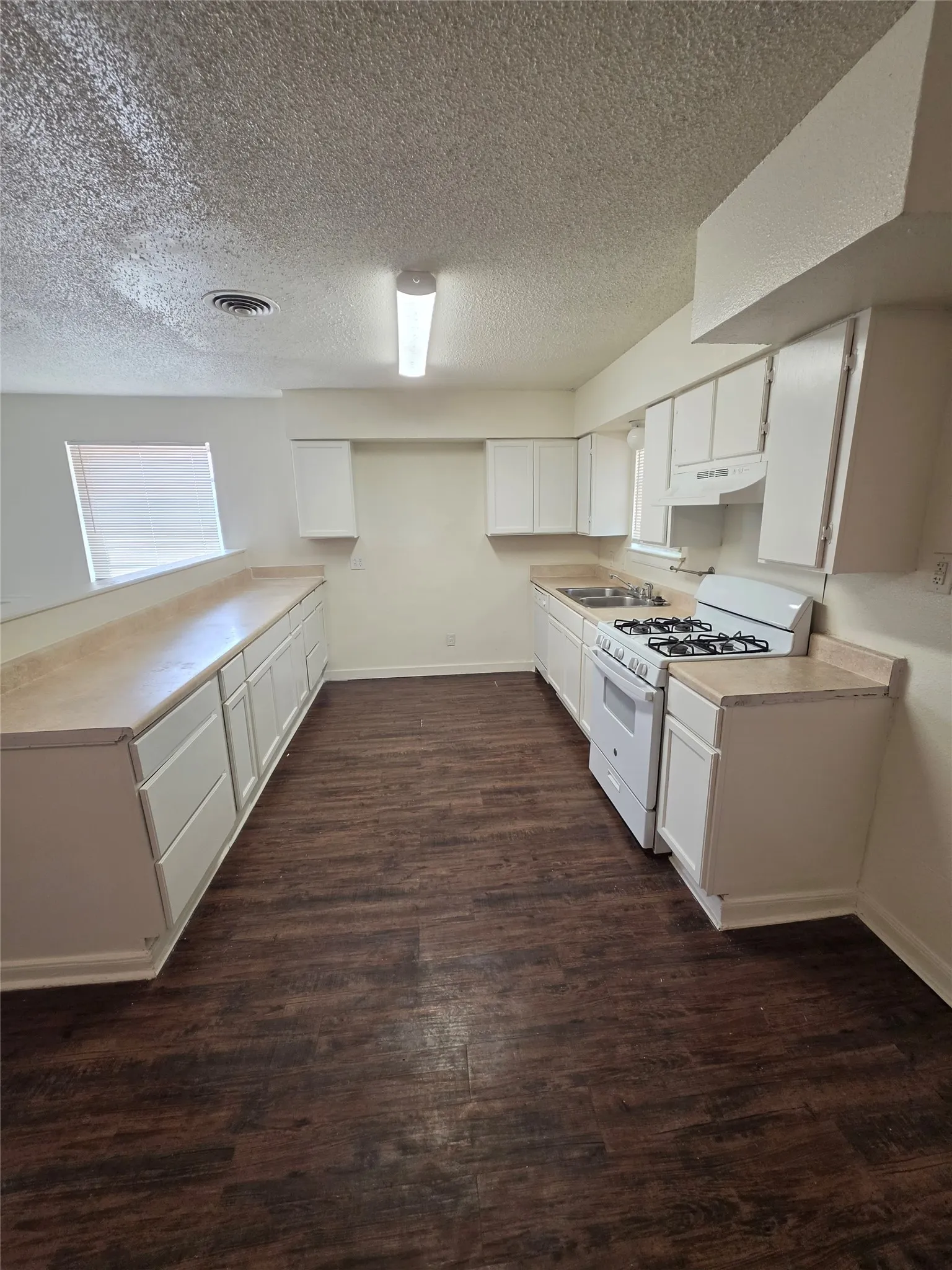 Single Family Residence For Rent in Dallas County , 9421 Bluffcreek Drive, Dallas, Texas 75227, 3 Bedroom, 2 Bathroom, 2 Garage spaces, 1,336 Sqft, built in 1960, mls#21381780, Real Estate Agent in Dallas, Homes For Rent in Dallas county, Homes For Rent in Dallas, Realtor in Dallas Texas, Real Estate Brokerage Independent Realty Texas, Luminita Cordes Realtor