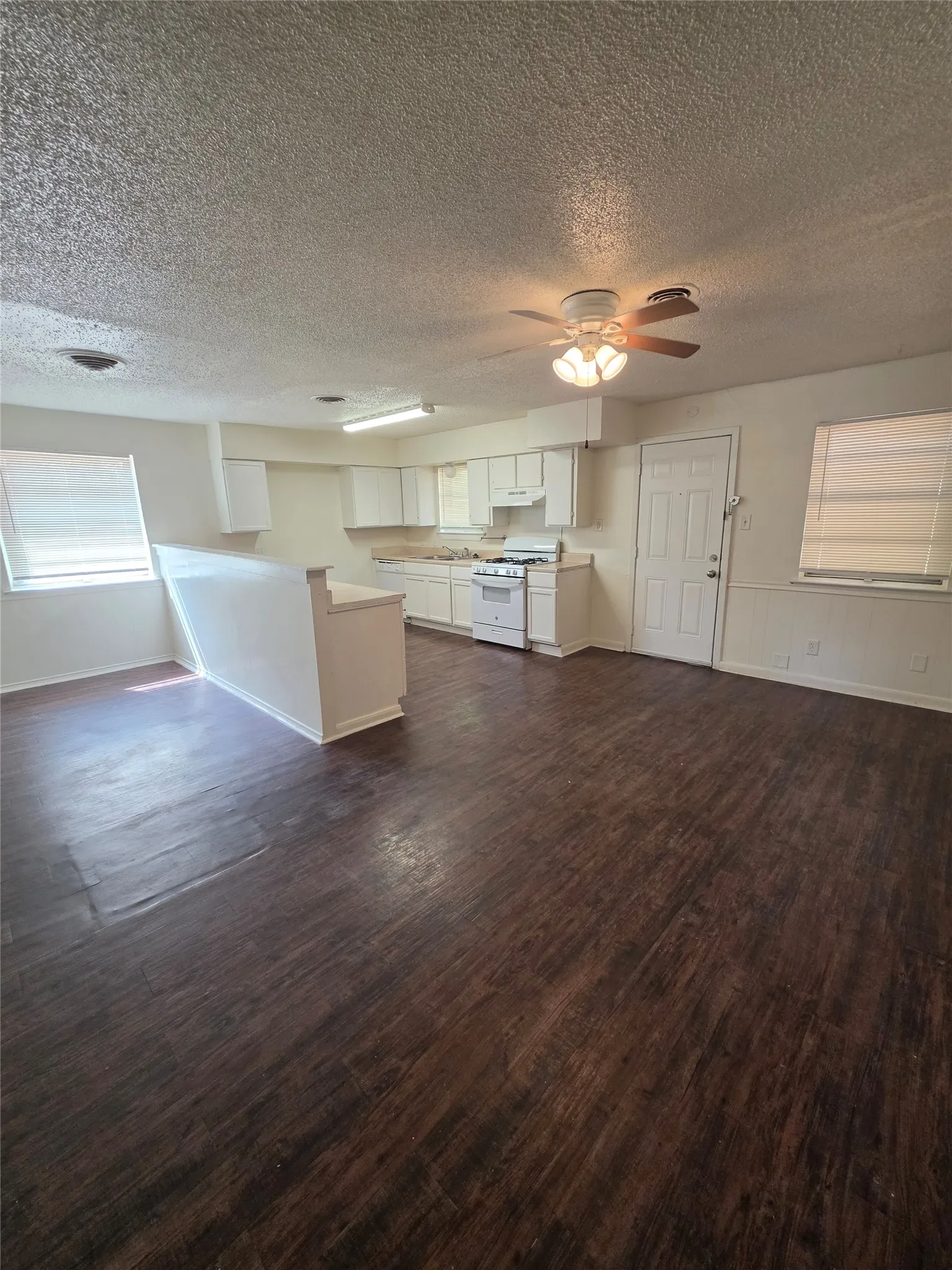 Single Family Residence For Rent in Dallas County , 9421 Bluffcreek Drive, Dallas, Texas 75227, 3 Bedroom, 2 Bathroom, 2 Garage spaces, 1,336 Sqft, built in 1960, mls#21381780, Real Estate Agent in Dallas, Homes For Rent in Dallas county, Homes For Rent in Dallas, Realtor in Dallas Texas, Real Estate Brokerage Independent Realty Texas, Luminita Cordes Realtor