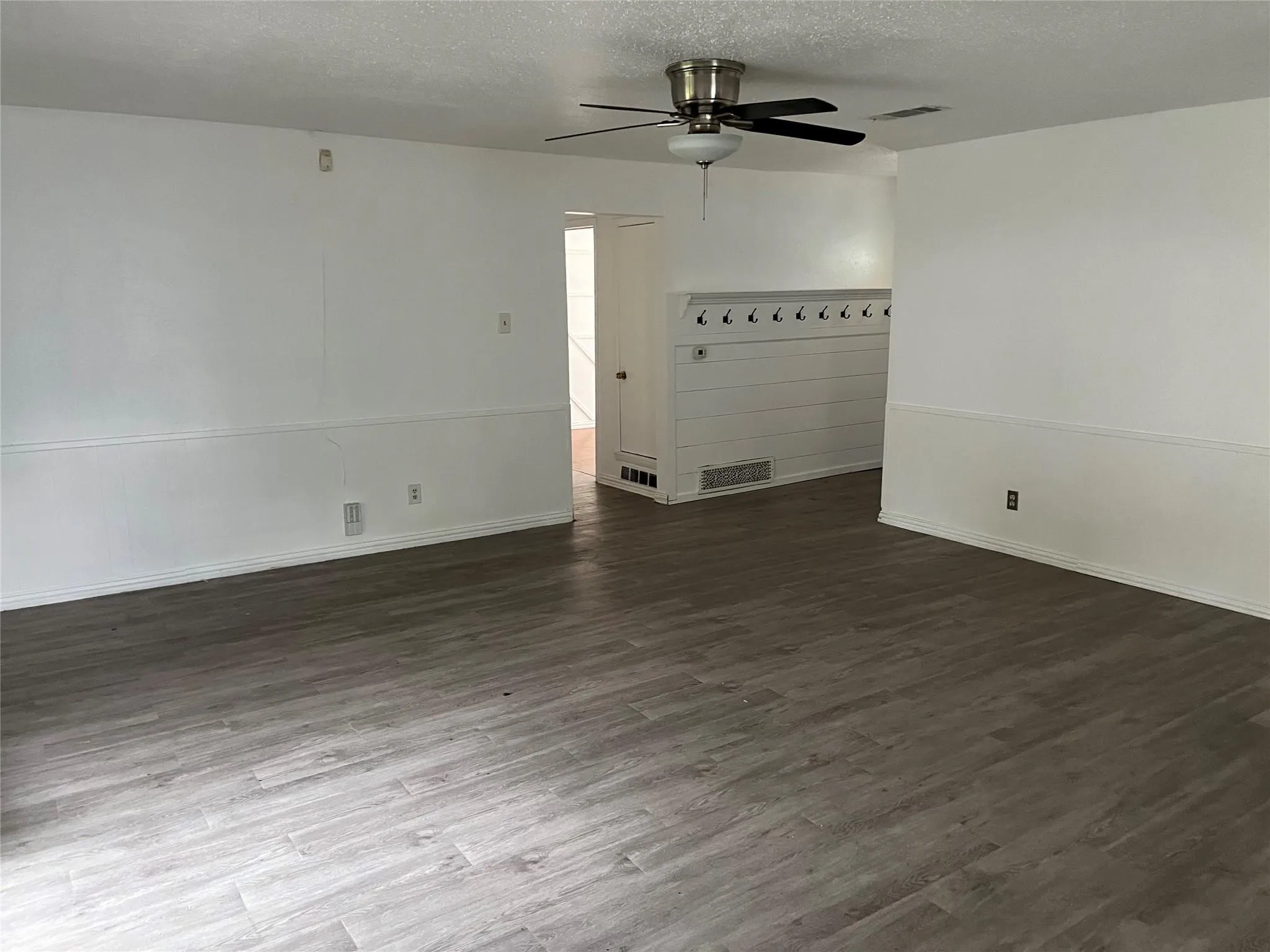 Single Family Residence For Rent in Dallas County , 10327 Springhaven Drive, Dallas, Texas 75217, 4 Bedroom, 2 Bathroom, 2 Garage spaces, 1,404 Sqft, built in 1965, mls#21381579, Real Estate Agent in Dallas, Homes For Rent in Dallas county, Homes For Rent in Dallas, Realtor in Dallas Texas, Real Estate Brokerage Independent Realty Texas, Luminita Cordes Realtor