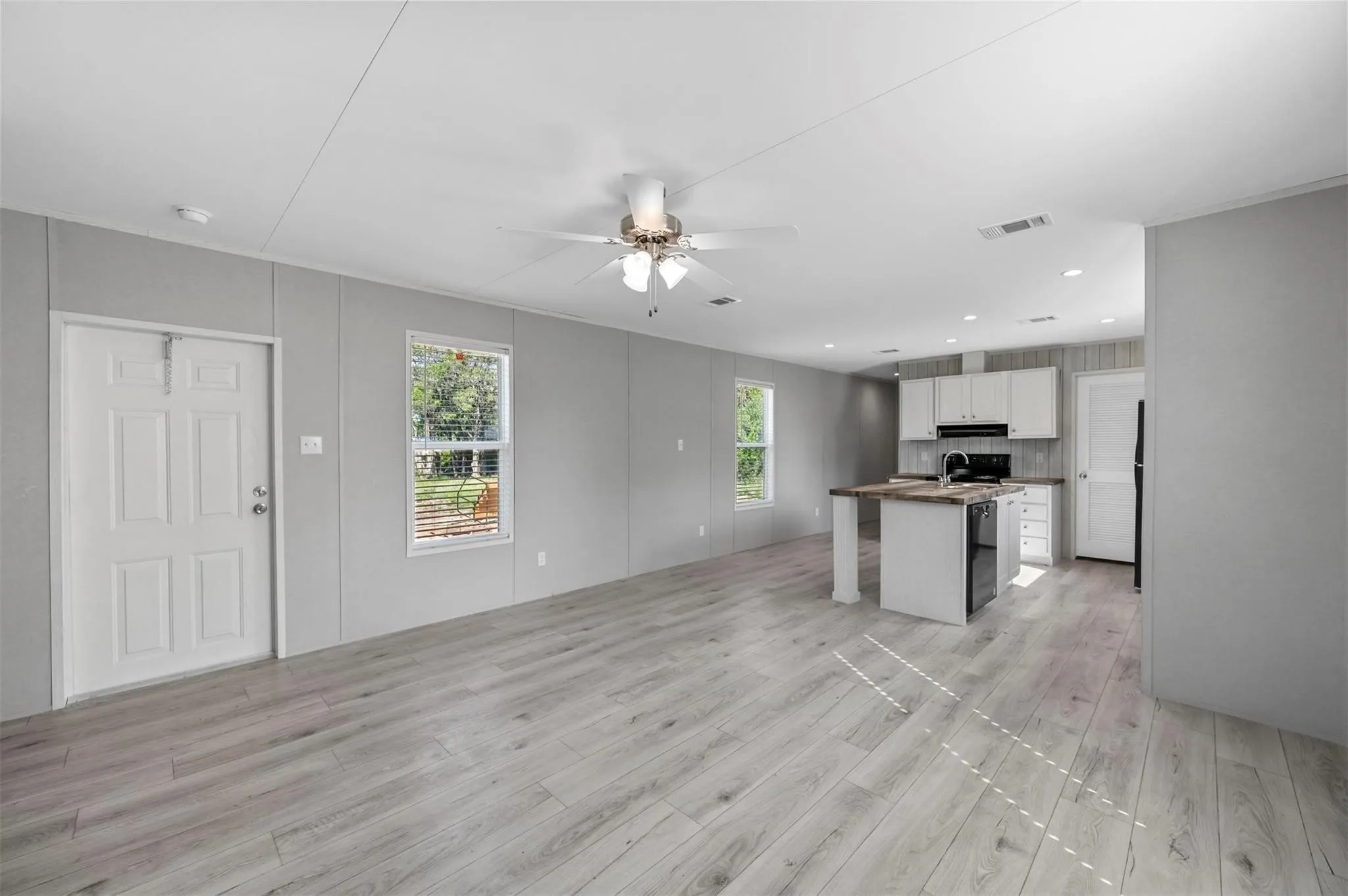 Mobile Home For Sale in Hood County , 2722 Cypress Street, Granbury, Texas 76048, 3 Bedroom, 2 Bathroom, Garage spaces, 1,153 Sqft, built in 2024, mls#21381722, Real Estate Agent in Granbury, Homes For Sale in Hood county, Homes For Sale in Granbury, Realtor in Granbury Texas, Real Estate Brokerage Independent Realty Texas, Luminita Cordes Realtor