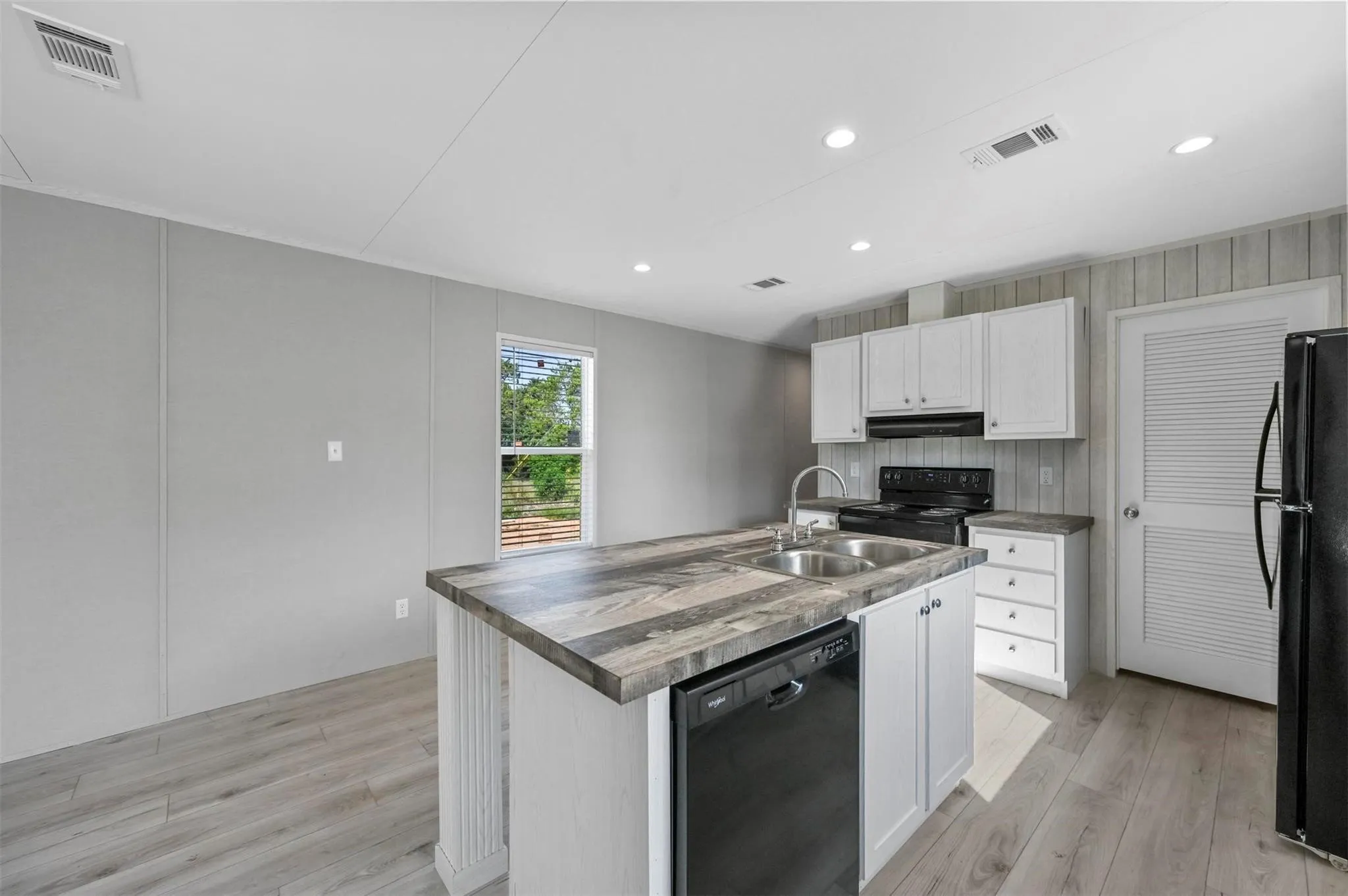Mobile Home For Sale in Hood County , 2722 Cypress Street, Granbury, Texas 76048, 3 Bedroom, 2 Bathroom, Garage spaces, 1,153 Sqft, built in 2024, mls#21381722, Real Estate Agent in Granbury, Homes For Sale in Hood county, Homes For Sale in Granbury, Realtor in Granbury Texas, Real Estate Brokerage Independent Realty Texas, Luminita Cordes Realtor