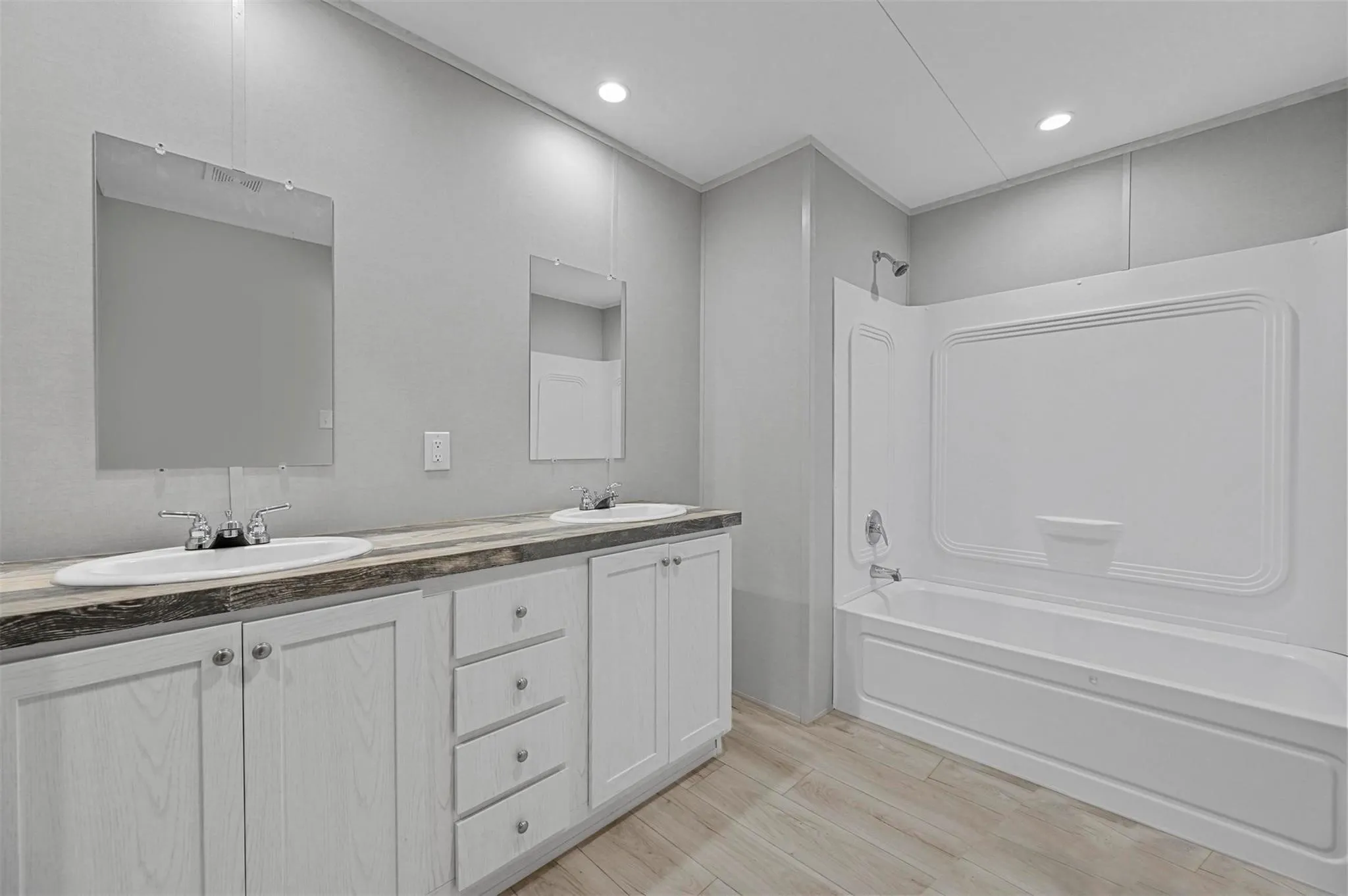 Mobile Home For Sale in Hood County , 2722 Cypress Street, Granbury, Texas 76048, 3 Bedroom, 2 Bathroom, Garage spaces, 1,153 Sqft, built in 2024, mls#21381722, Real Estate Agent in Granbury, Homes For Sale in Hood county, Homes For Sale in Granbury, Realtor in Granbury Texas, Real Estate Brokerage Independent Realty Texas, Luminita Cordes Realtor