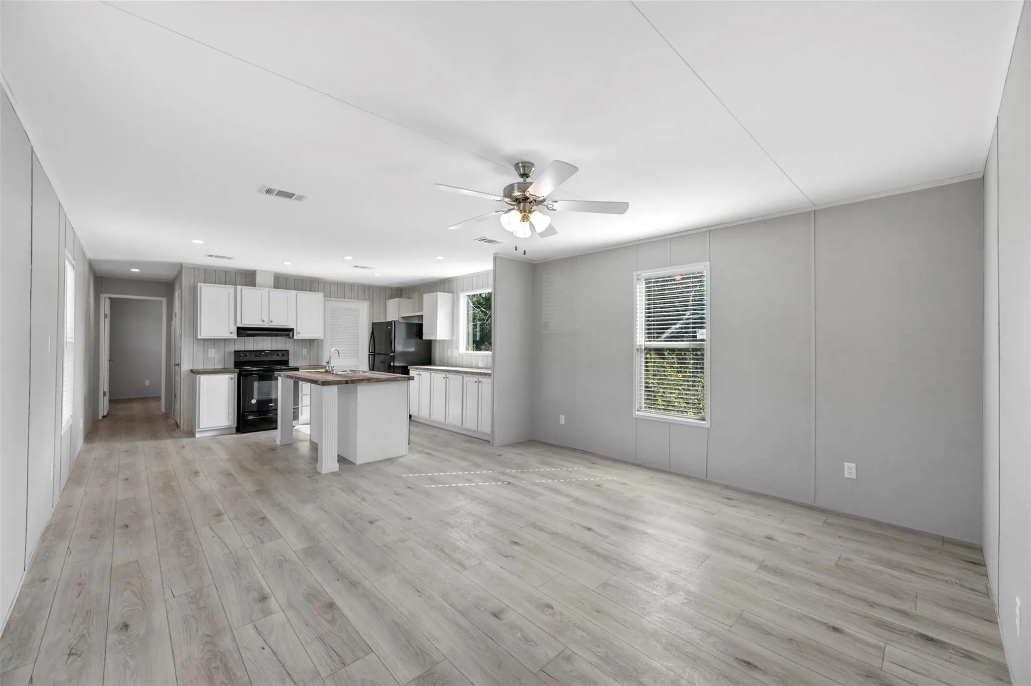 Mobile Home For Sale in Hood County , 2722 Cypress Street, Granbury, Texas 76048, 3 Bedroom, 2 Bathroom, Garage spaces, 1,153 Sqft, built in 2024, mls#21381722, Real Estate Agent in Granbury, Homes For Sale in Hood county, Homes For Sale in Granbury, Realtor in Granbury Texas, Real Estate Brokerage Independent Realty Texas, Luminita Cordes Realtor