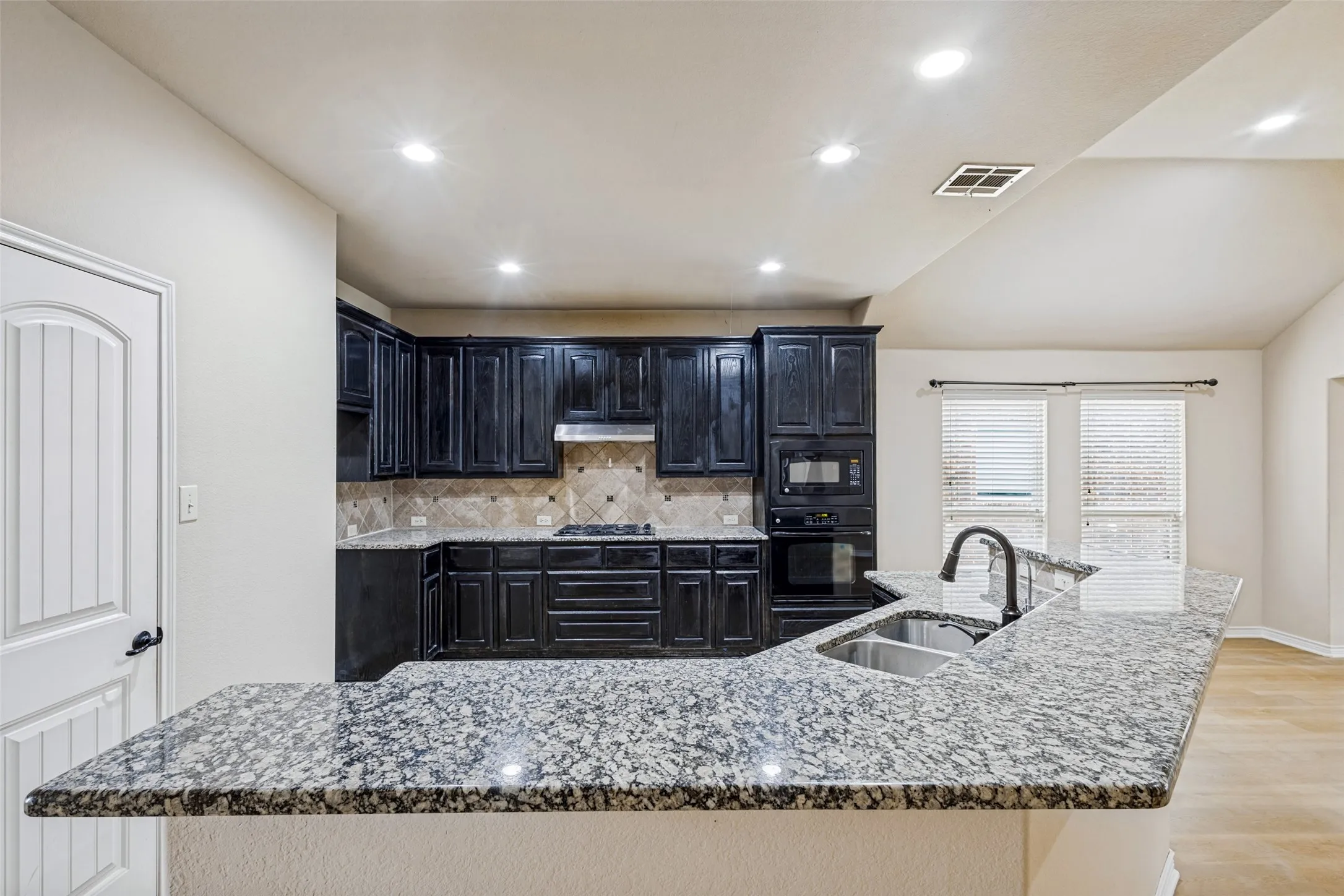 Single Family Residence For Rent in Collin County , 10005 Petrified Tree Lane, Mc Kinney, Texas 75072, 4 Bedroom, 2 Bathroom, 2 Garage spaces, 2,038 Sqft, built in 2012, mls#21381792, Real Estate Agent in Mc Kinney, Homes For Rent in Collin county, Homes For Rent in Mc Kinney, Realtor in Mc Kinney Texas, Real Estate Brokerage Independent Realty Texas, Luminita Cordes Realtor