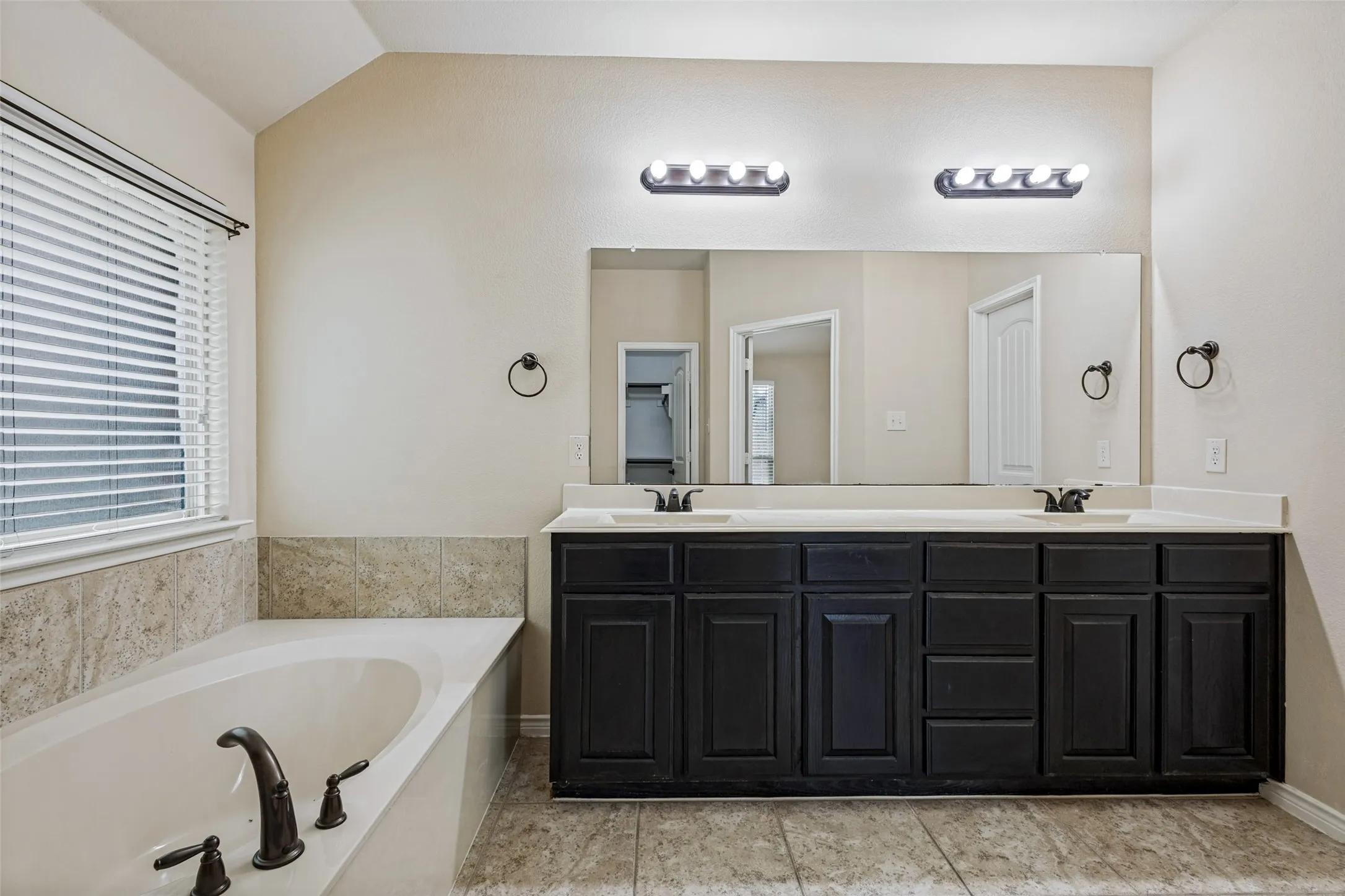 Single Family Residence For Rent in Collin County , 10005 Petrified Tree Lane, Mc Kinney, Texas 75072, 4 Bedroom, 2 Bathroom, 2 Garage spaces, 2,038 Sqft, built in 2012, mls#21381792, Real Estate Agent in Mc Kinney, Homes For Rent in Collin county, Homes For Rent in Mc Kinney, Realtor in Mc Kinney Texas, Real Estate Brokerage Independent Realty Texas, Luminita Cordes Realtor