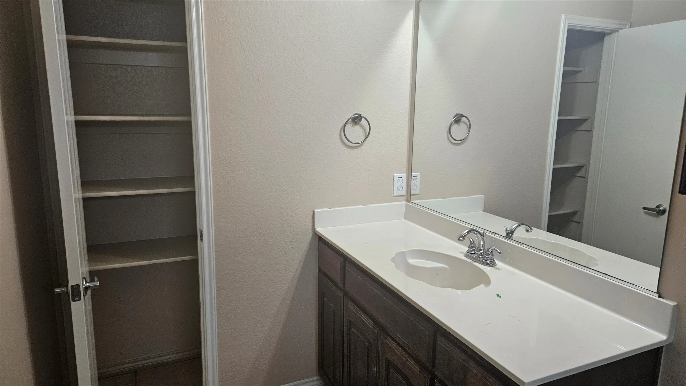 Single Family Residence For Rent in Tarrant County , 2108 Ingrid Lane, Fort Worth, Texas 76131, 3 Bedroom, 2 Bathroom, 2 Garage spaces, 1,295 Sqft, built in 2007, mls#21381793, Real Estate Agent in Fort Worth, Homes For Rent in Tarrant county, Homes For Rent in Fort Worth, Realtor in Fort Worth Texas, Real Estate Brokerage Independent Realty Texas, Luminita Cordes Realtor