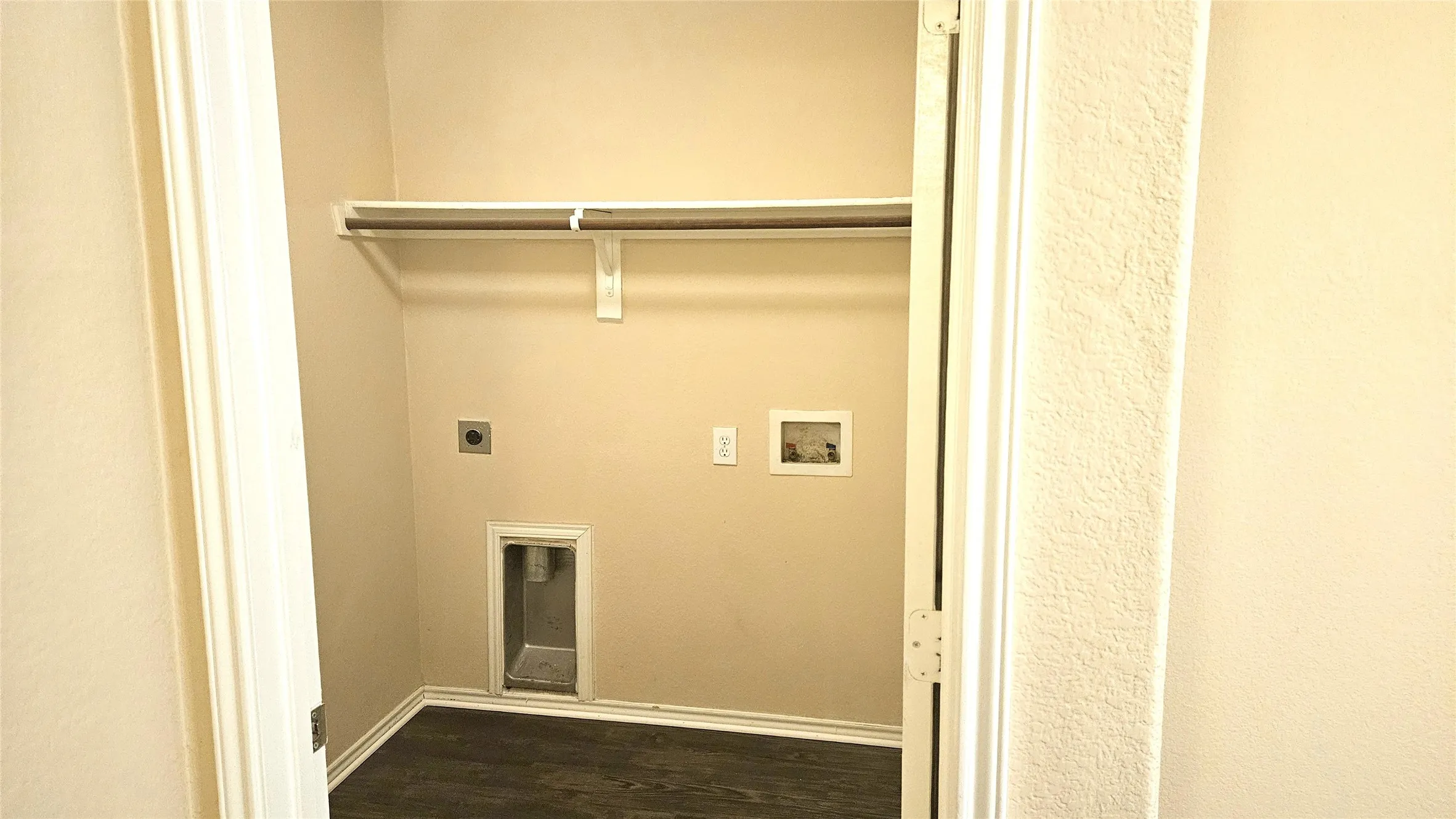 Single Family Residence For Rent in Tarrant County , 2108 Ingrid Lane, Fort Worth, Texas 76131, 3 Bedroom, 2 Bathroom, 2 Garage spaces, 1,295 Sqft, built in 2007, mls#21381793, Real Estate Agent in Fort Worth, Homes For Rent in Tarrant county, Homes For Rent in Fort Worth, Realtor in Fort Worth Texas, Real Estate Brokerage Independent Realty Texas, Luminita Cordes Realtor