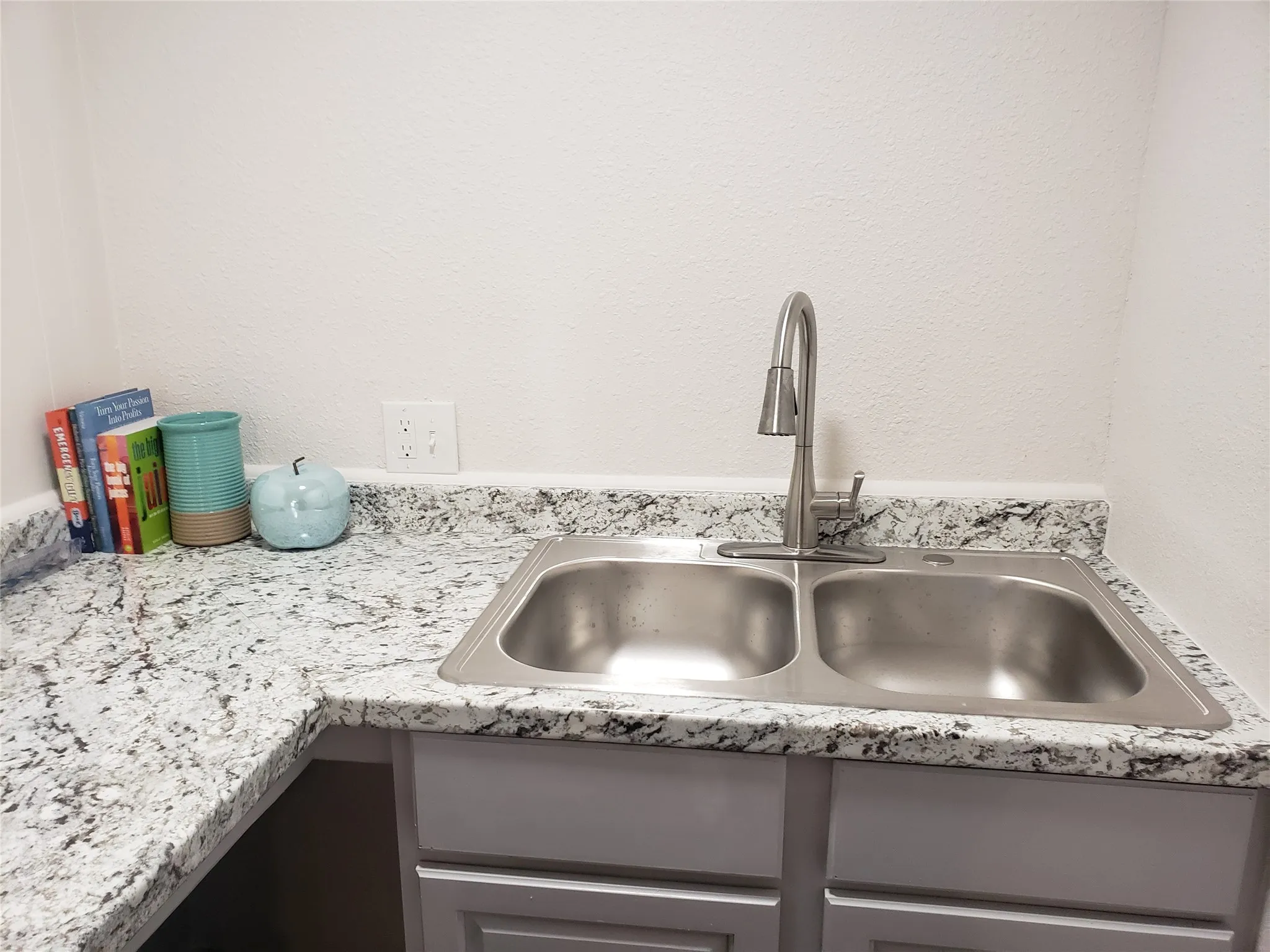 Apartment For Rent in Tarrant County , 4256 Standish Road B, Fort Worth, Texas 76133, 1 Bedroom, 1 Bathroom, Garage spaces, 370 Sqft, built in 1949, mls#21375768, Real Estate Agent in Fort Worth, Homes For Rent in Tarrant county, Homes For Rent in Fort Worth, Realtor in Fort Worth Texas, Real Estate Brokerage Independent Realty Texas, Luminita Cordes Realtor
