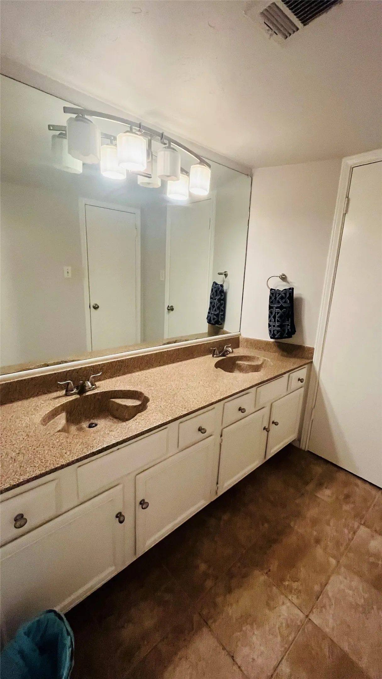 Townhouse For Sale in Dallas County , 2305 Southlake Court, Irving, Texas 75038, 1 Bedroom, 2 Bathroom, Garage spaces, 938 Sqft, built in 1983, mls#21381710, Real Estate Agent in Irving, Homes For Sale in Dallas county, Homes For Sale in Irving, Realtor in Irving Texas, Real Estate Brokerage Independent Realty Texas, Luminita Cordes Realtor