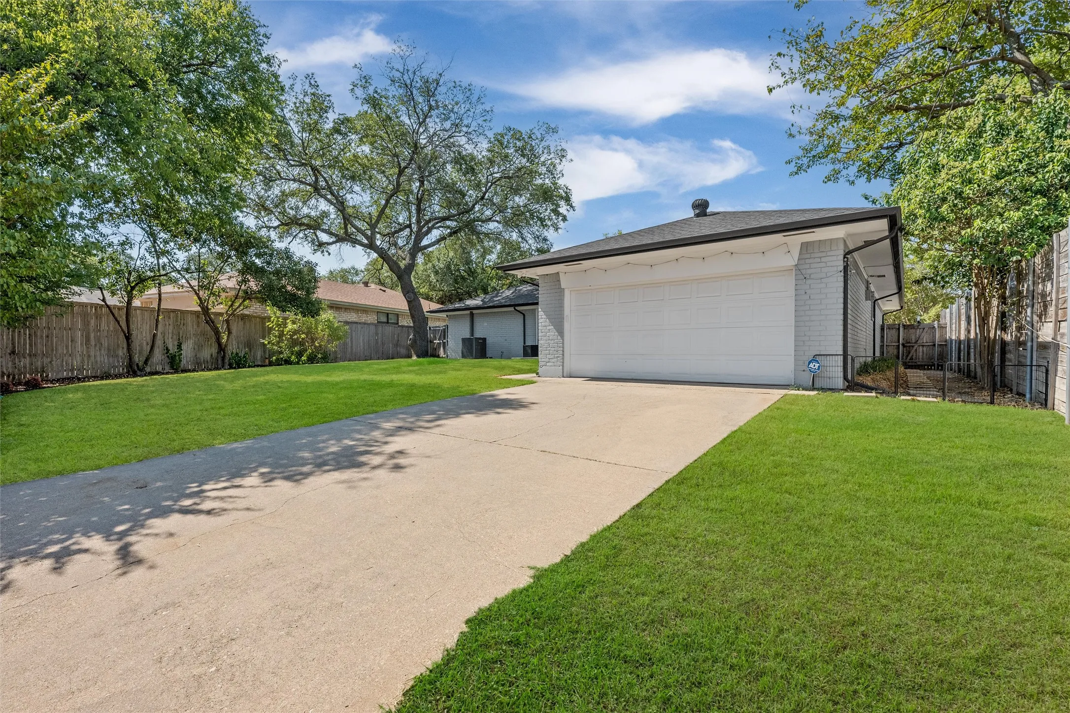 Single Family Residence For Sale in Dallas County , 11335 Mccree Road, Dallas, Texas 75238, 4 Bedroom, 2 Bathroom, 2 Garage spaces, 1,980 Sqft, built in 1972, mls#21381061, Real Estate Agent in Dallas, Homes For Sale in Dallas county, Homes For Sale in Dallas, Realtor in Dallas Texas, Real Estate Brokerage Independent Realty Texas, Luminita Cordes Realtor