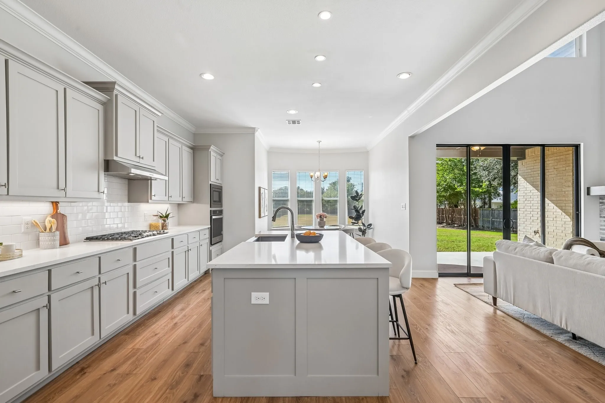 Single Family Residence For Sale in Tarrant County , 1600 Country Club Drive, Mansfield, Texas 76063, 4 Bedroom, 5 Bathroom, 3 Garage spaces, 4,272 Sqft, built in 2019, mls#21381803, Real Estate Agent in Mansfield, Homes For Sale in Tarrant county, Homes For Sale in Mansfield, Realtor in Mansfield Texas, Real Estate Brokerage Independent Realty Texas, Luminita Cordes Realtor