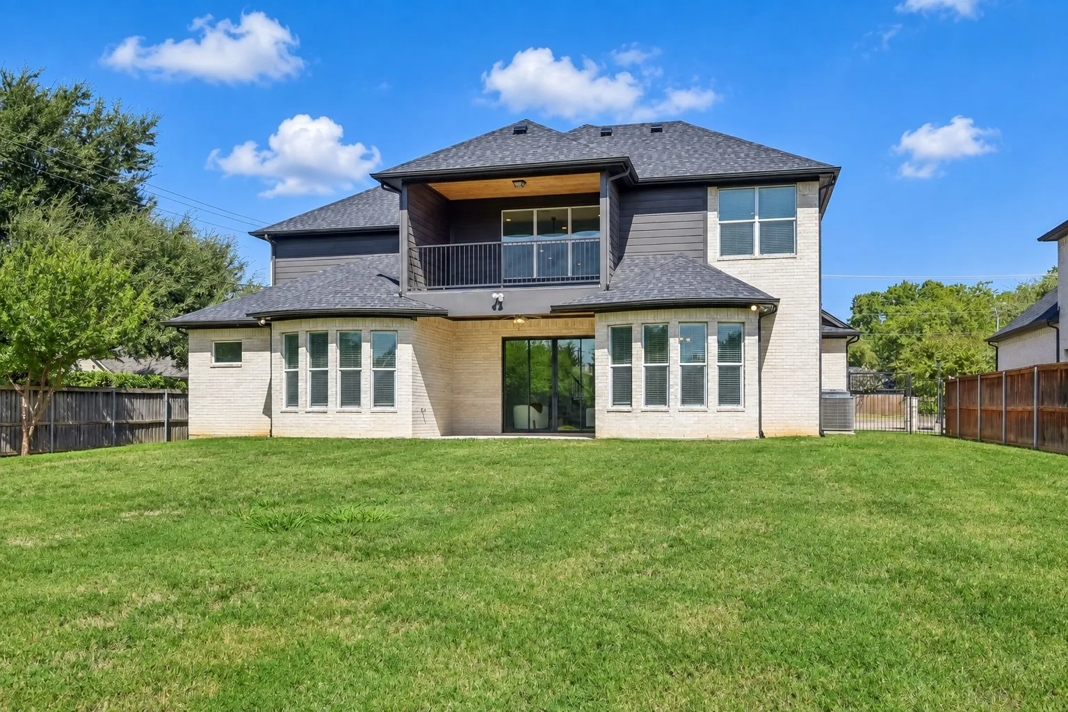 Single Family Residence For Sale in Tarrant County , 1600 Country Club Drive, Mansfield, Texas 76063, 4 Bedroom, 5 Bathroom, 3 Garage spaces, 4,272 Sqft, built in 2019, mls#21381803, Real Estate Agent in Mansfield, Homes For Sale in Tarrant county, Homes For Sale in Mansfield, Realtor in Mansfield Texas, Real Estate Brokerage Independent Realty Texas, Luminita Cordes Realtor