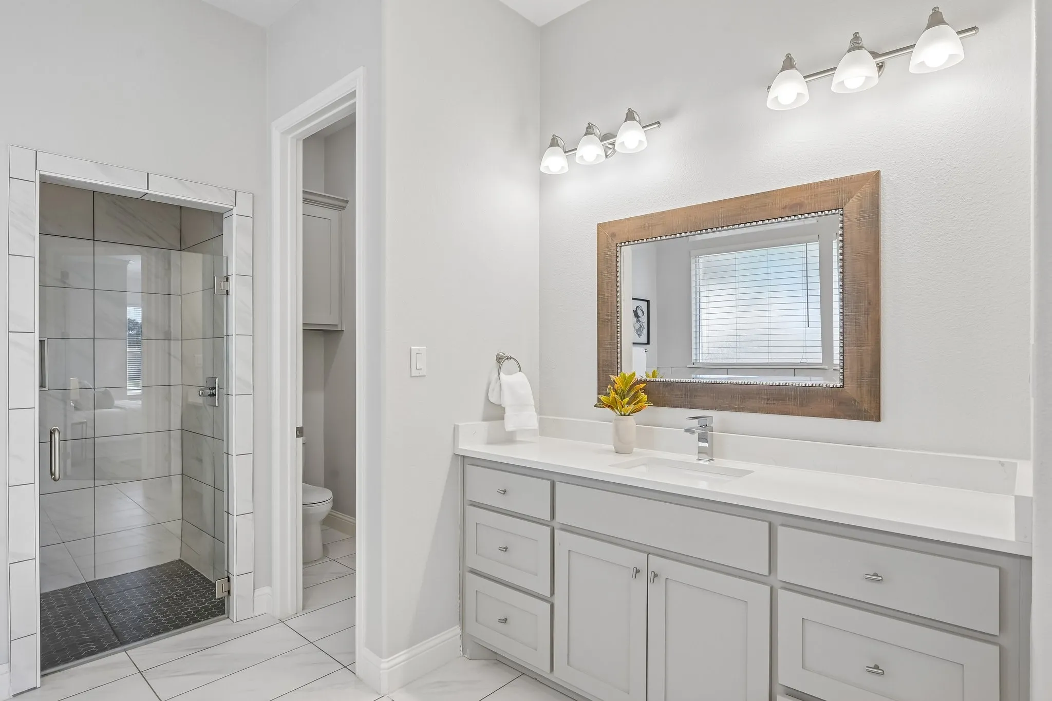 Single Family Residence For Sale in Tarrant County , 1600 Country Club Drive, Mansfield, Texas 76063, 4 Bedroom, 5 Bathroom, 3 Garage spaces, 4,272 Sqft, built in 2019, mls#21381803, Real Estate Agent in Mansfield, Homes For Sale in Tarrant county, Homes For Sale in Mansfield, Realtor in Mansfield Texas, Real Estate Brokerage Independent Realty Texas, Luminita Cordes Realtor