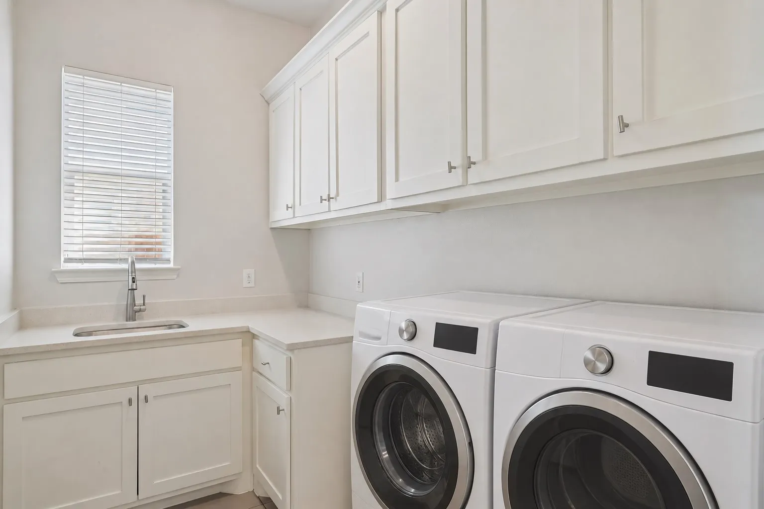 Single Family Residence For Sale in Tarrant County , 1600 Country Club Drive, Mansfield, Texas 76063, 4 Bedroom, 5 Bathroom, 3 Garage spaces, 4,272 Sqft, built in 2019, mls#21381803, Real Estate Agent in Mansfield, Homes For Sale in Tarrant county, Homes For Sale in Mansfield, Realtor in Mansfield Texas, Real Estate Brokerage Independent Realty Texas, Luminita Cordes Realtor