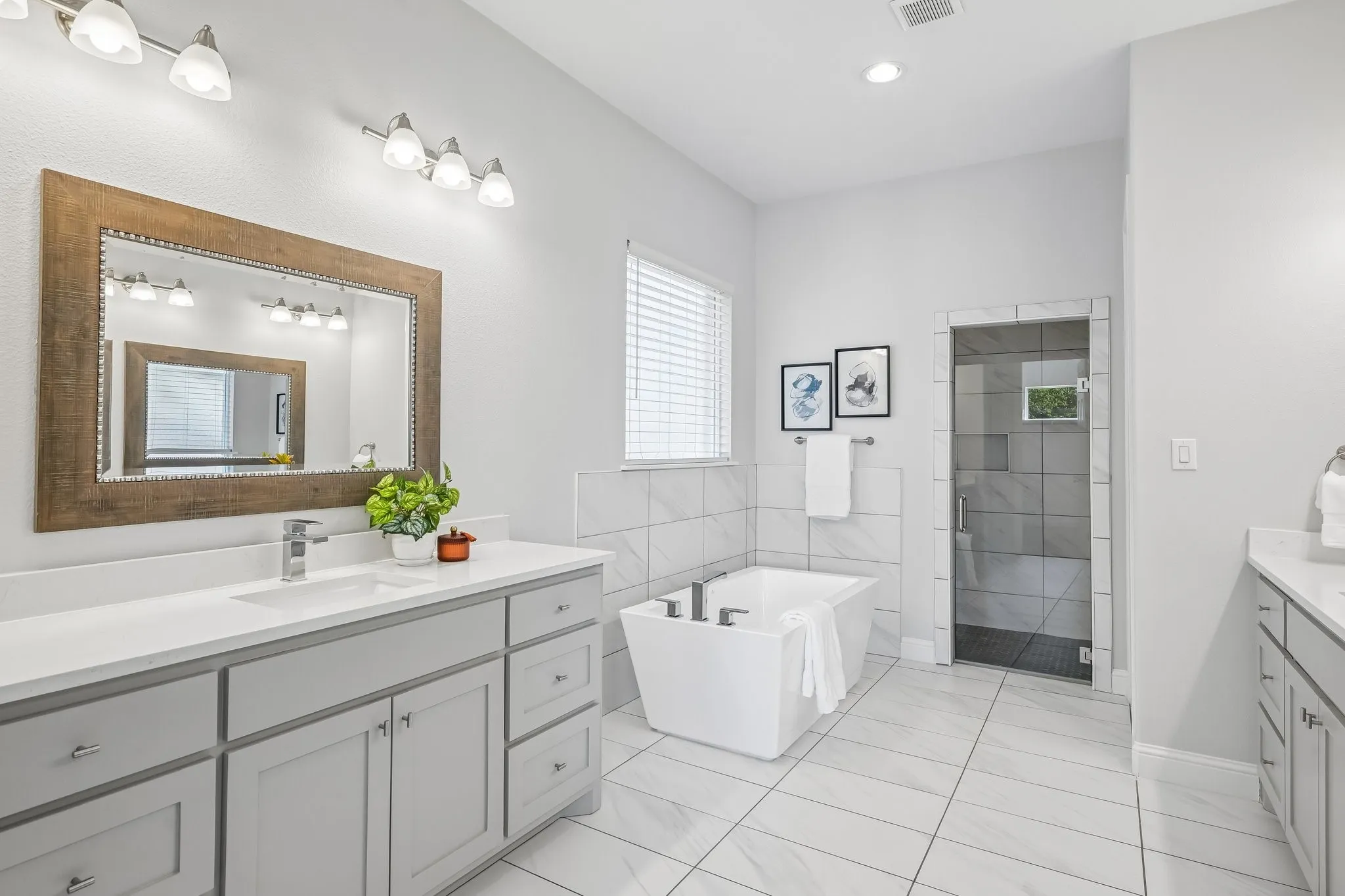 Single Family Residence For Sale in Tarrant County , 1600 Country Club Drive, Mansfield, Texas 76063, 4 Bedroom, 5 Bathroom, 3 Garage spaces, 4,272 Sqft, built in 2019, mls#21381803, Real Estate Agent in Mansfield, Homes For Sale in Tarrant county, Homes For Sale in Mansfield, Realtor in Mansfield Texas, Real Estate Brokerage Independent Realty Texas, Luminita Cordes Realtor