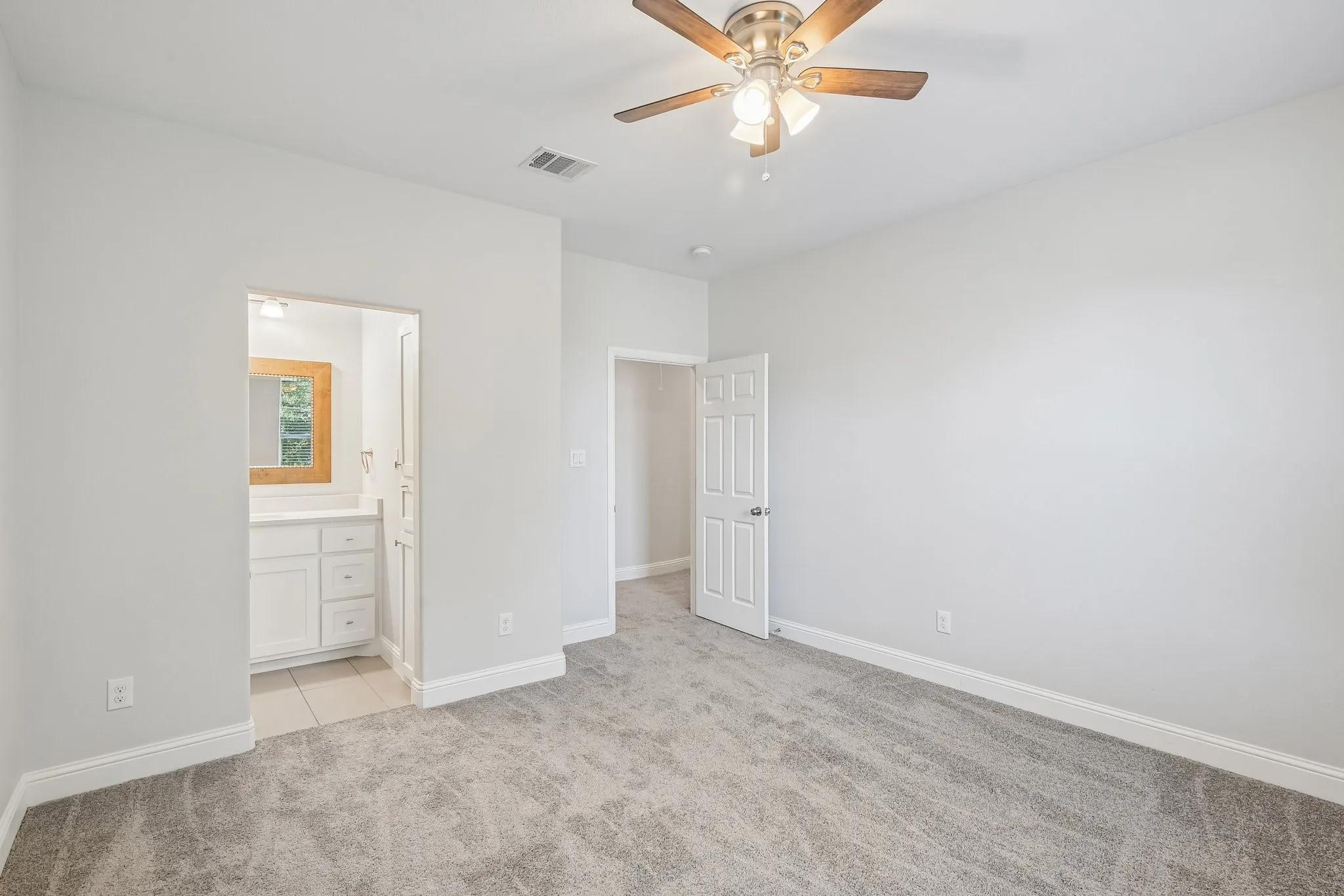 Single Family Residence For Sale in Tarrant County , 1600 Country Club Drive, Mansfield, Texas 76063, 4 Bedroom, 5 Bathroom, 3 Garage spaces, 4,272 Sqft, built in 2019, mls#21381803, Real Estate Agent in Mansfield, Homes For Sale in Tarrant county, Homes For Sale in Mansfield, Realtor in Mansfield Texas, Real Estate Brokerage Independent Realty Texas, Luminita Cordes Realtor