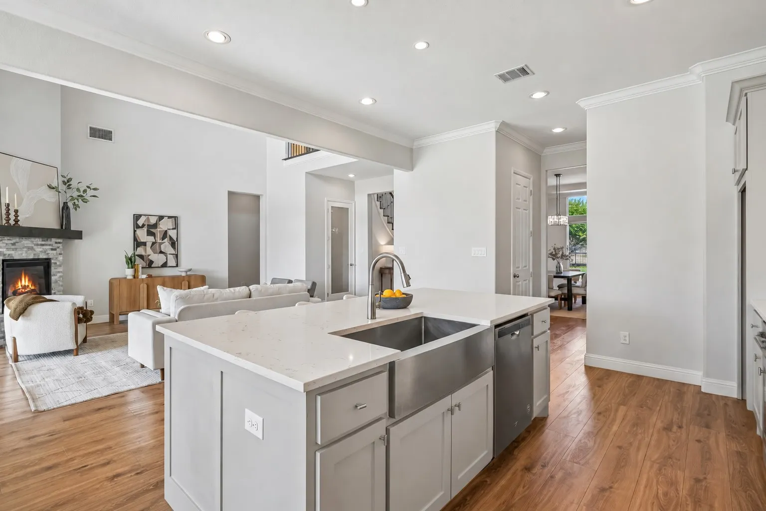 Single Family Residence For Sale in Tarrant County , 1600 Country Club Drive, Mansfield, Texas 76063, 4 Bedroom, 5 Bathroom, 3 Garage spaces, 4,272 Sqft, built in 2019, mls#21381803, Real Estate Agent in Mansfield, Homes For Sale in Tarrant county, Homes For Sale in Mansfield, Realtor in Mansfield Texas, Real Estate Brokerage Independent Realty Texas, Luminita Cordes Realtor