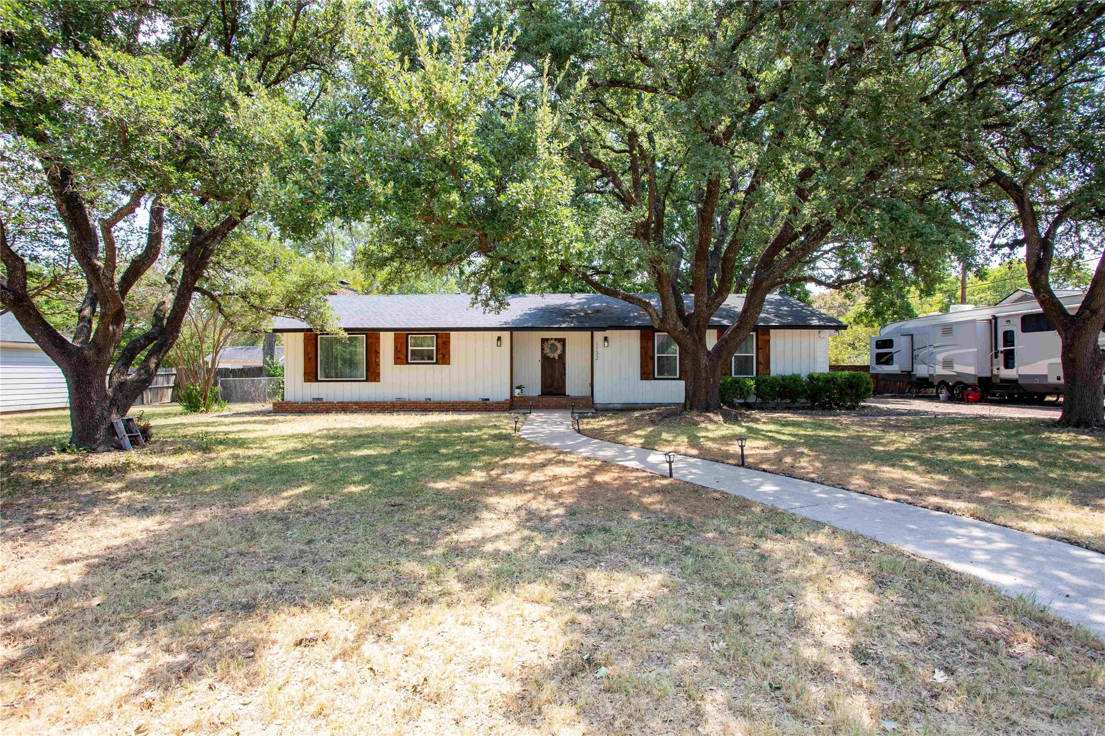 Single Family Residence For Sale in Mc Lennan County , 1132 W 8th Street, Mc Gregor, Texas 76657, 4 Bedroom, 2 Bathroom, Garage spaces, 1,864 Sqft, built in 1962, mls#21376392, Real Estate Agent in Mc Gregor, Homes For Sale in Mc Lennan county, Homes For Sale in Mc Gregor, Realtor in Mc Gregor Texas, Real Estate Brokerage Independent Realty Texas, Luminita Cordes Realtor