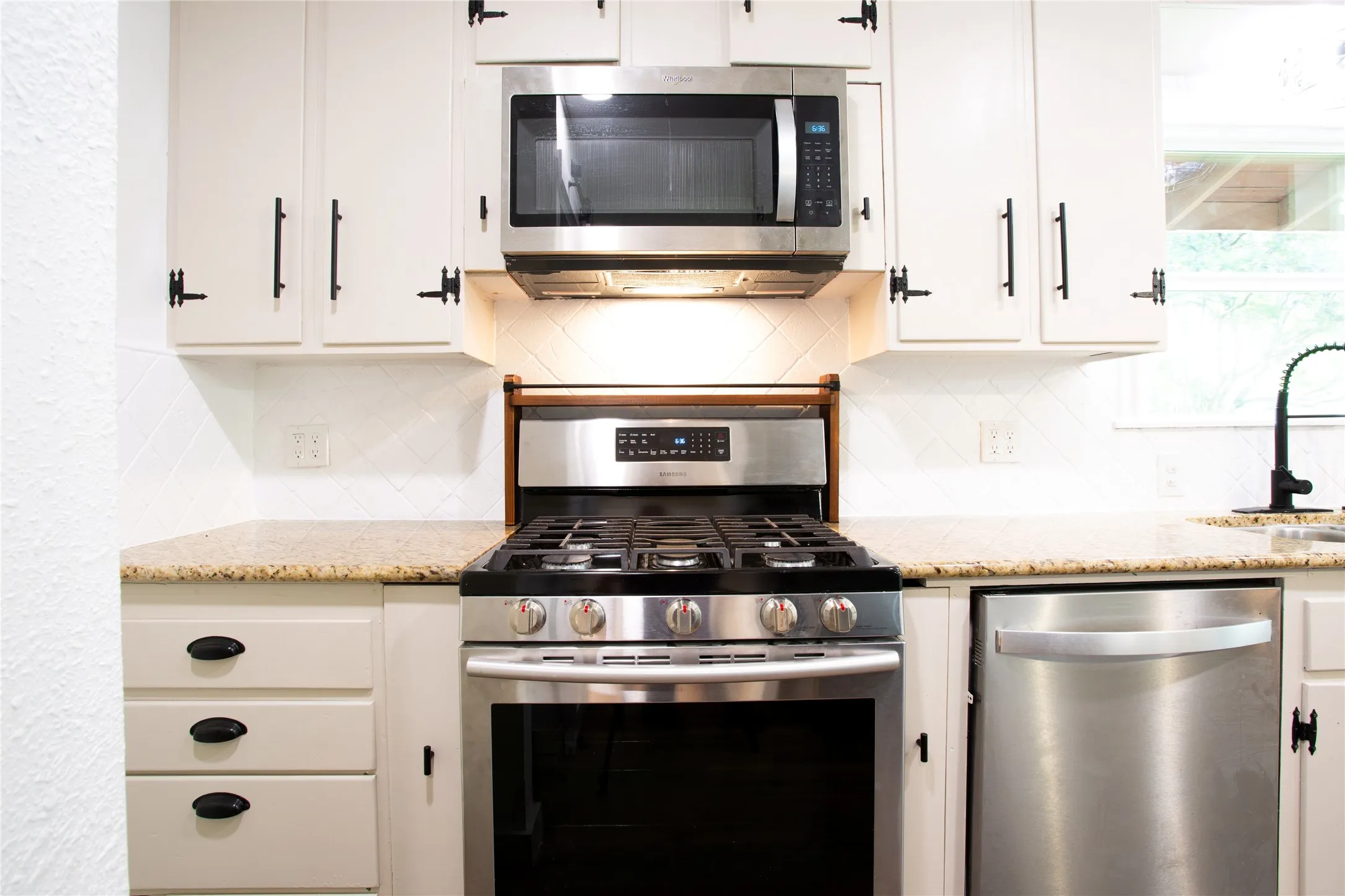 Gas cooktop stainless steel range, microwave ,dishwasher