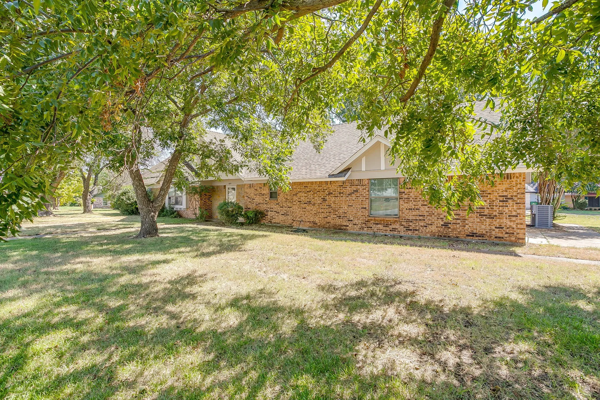 Single Family Residence For Sale in Johnson County , 400 Mountain Valley Boulevard, Joshua, Texas 76058, 4 Bedroom, 3 Bathroom, 2 Garage spaces, 2,197 Sqft, built in 1980, mls#21370644, Real Estate Agent in Joshua, Homes For Sale in Johnson county, Homes For Sale in Joshua, Realtor in Joshua Texas, Real Estate Brokerage Independent Realty Texas, Luminita Cordes Realtor