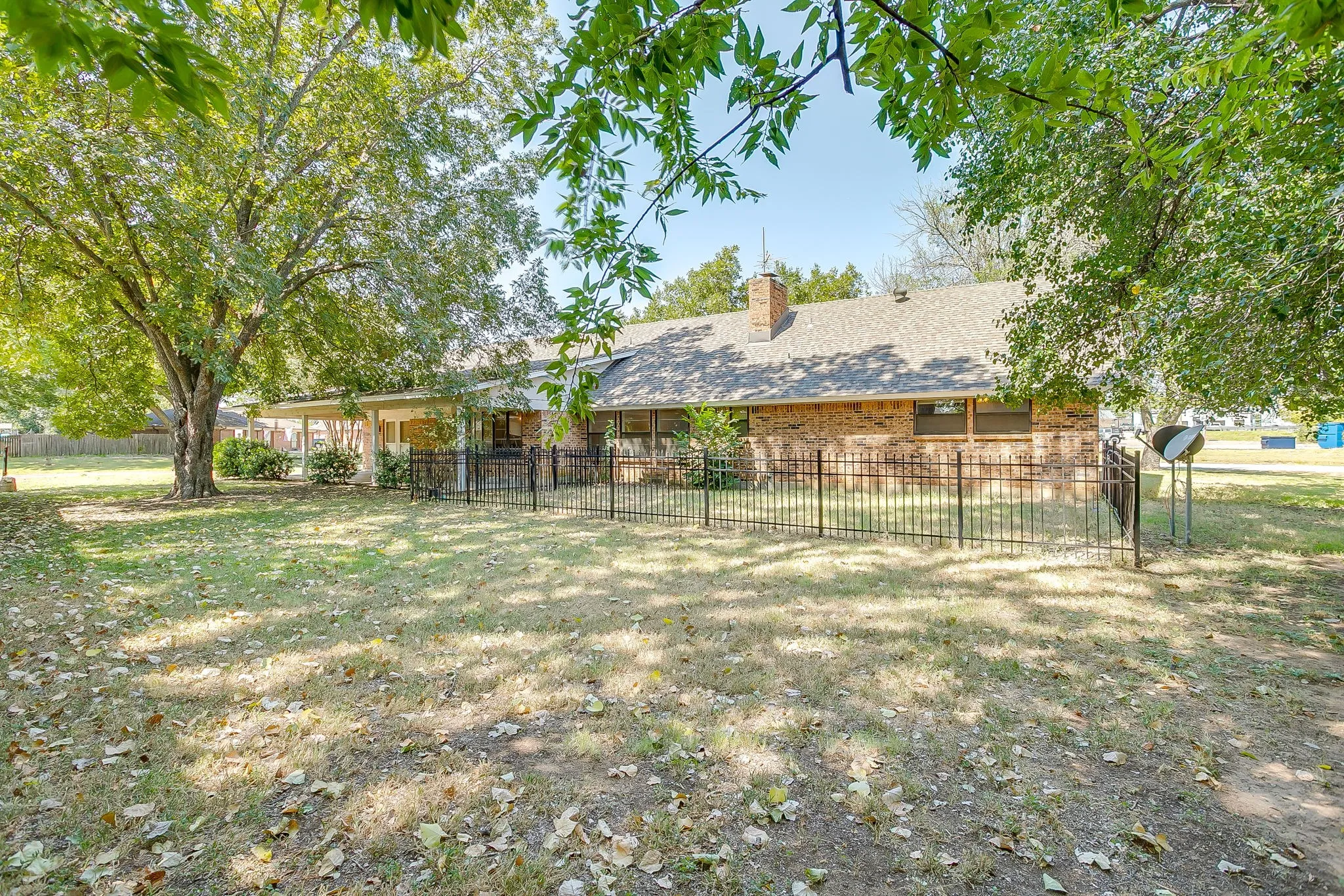 Single Family Residence For Sale in Johnson County , 400 Mountain Valley Boulevard, Joshua, Texas 76058, 4 Bedroom, 3 Bathroom, 2 Garage spaces, 2,197 Sqft, built in 1980, mls#21370644, Real Estate Agent in Joshua, Homes For Sale in Johnson county, Homes For Sale in Joshua, Realtor in Joshua Texas, Real Estate Brokerage Independent Realty Texas, Luminita Cordes Realtor